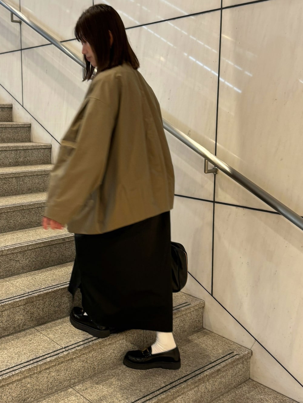 グリーン系のジャケット/アウター、ブラック系のシャツワンピース、ブラック系のローファーを着用したレディースの春コーディネートの2枚目の写真