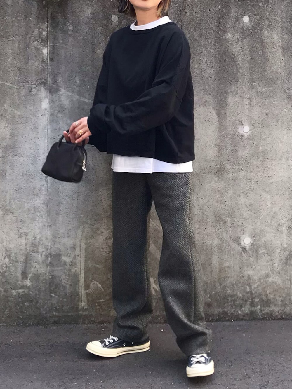 グリーン系のその他パンツ、ブラック系のボストンバッグ、ブラック系のTシャツ/カットソーを着用したレディースの秋コーディネートの2枚目の写真