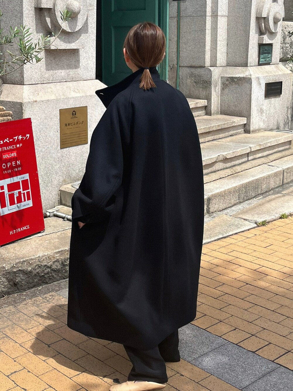 ブラック系のパンツを着用したレディースの秋コーディネートの5枚目の写真