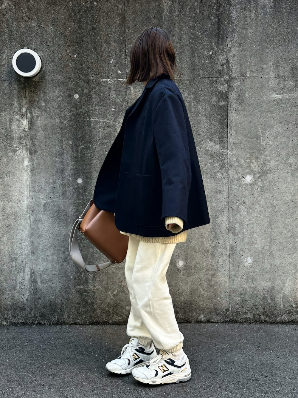 ブルー系のテーラードジャケット、ホワイト系のスニーカーを着用したレディースの冬コーディネートの3枚目の写真