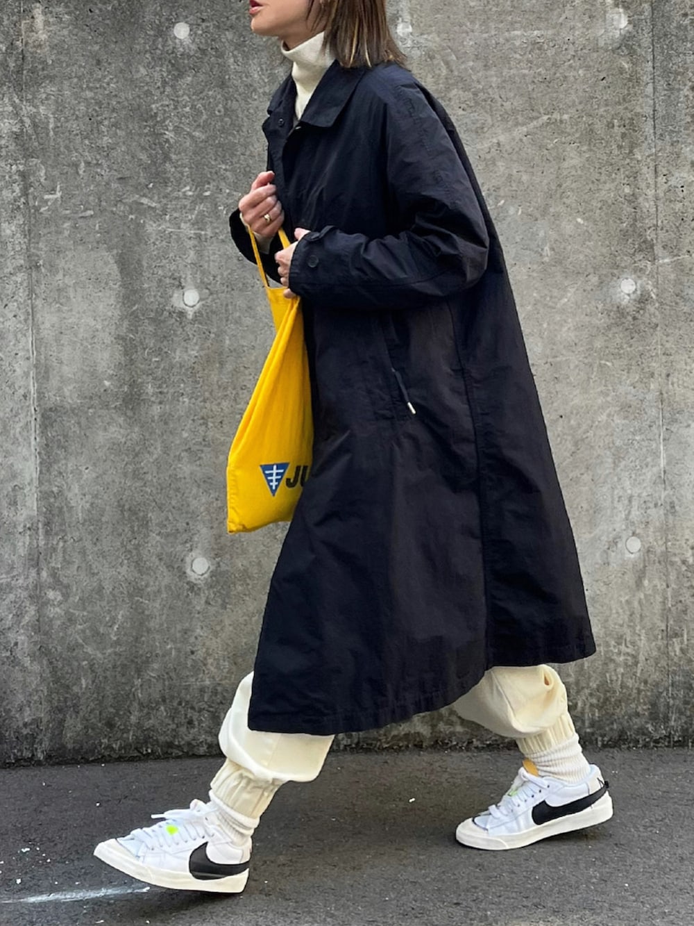 ホワイト系のスウェット、ホワイト系のパンツ、ホワイト系のスニーカーを着用したレディースの冬コーディネートの4枚目の写真