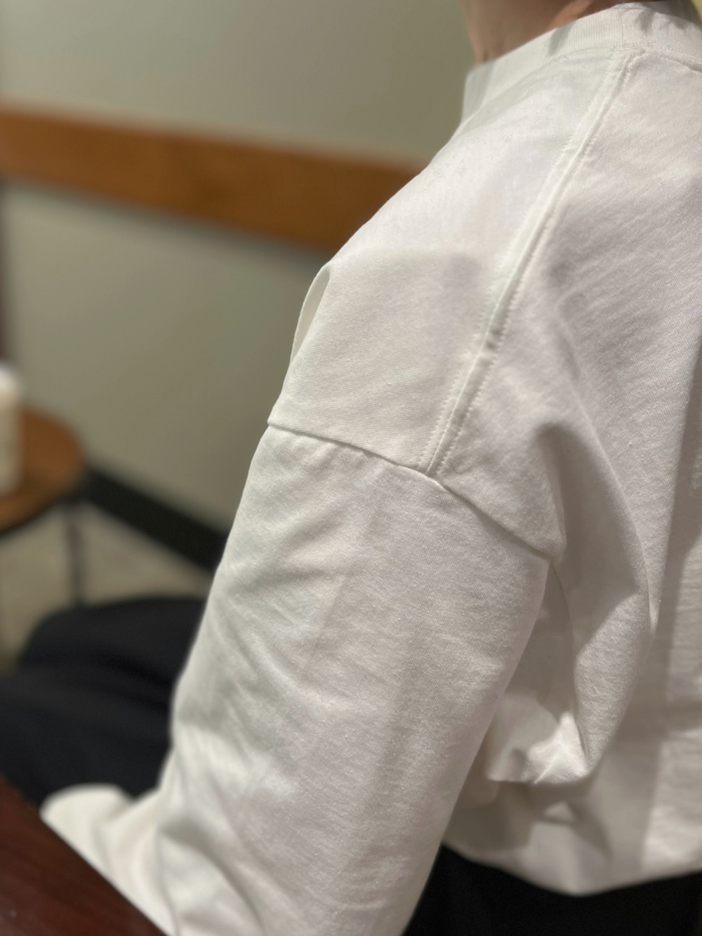 ブラック系のローファー、ブラック系のパンツを着用したレディースの冬コーディネートの4枚目の写真