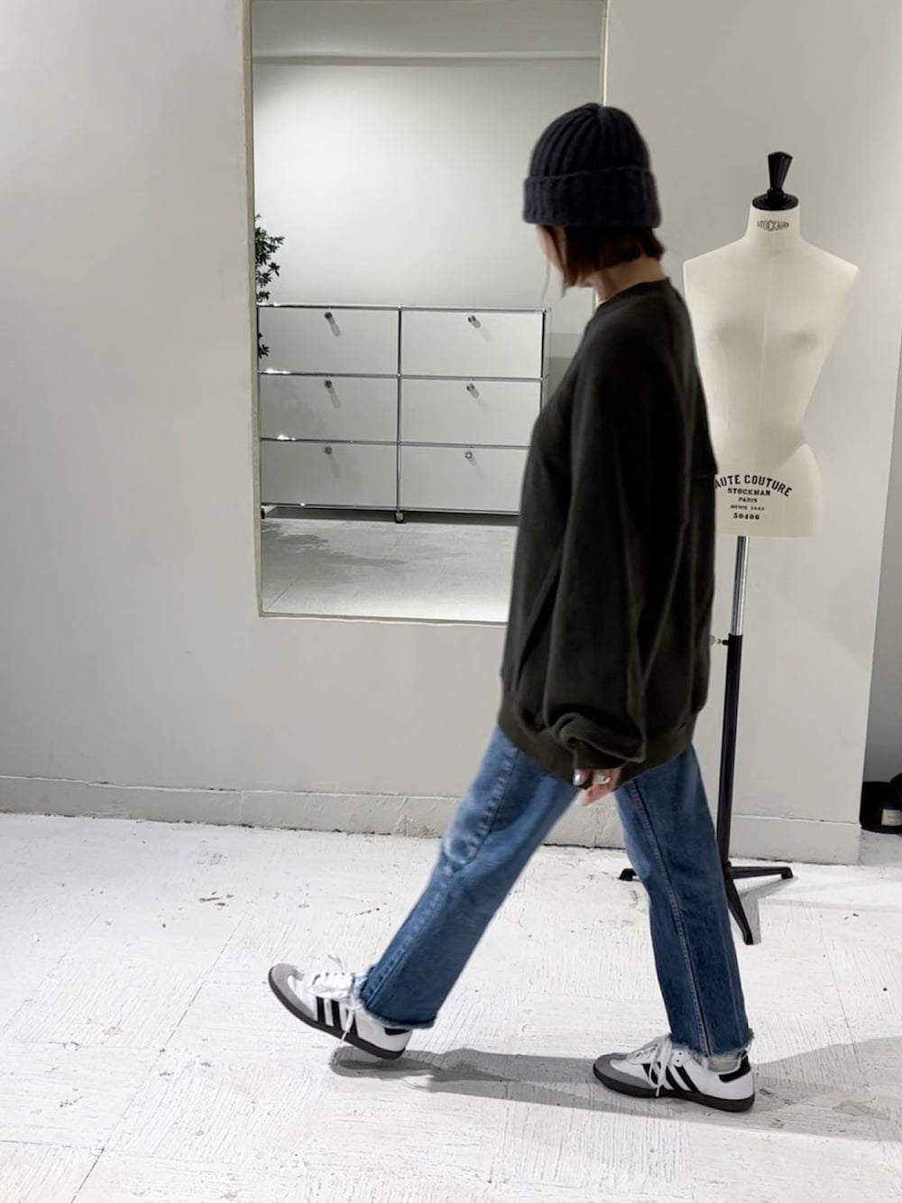 ブラック系のスウェット、ホワイト系のスニーカー、グレー系のニットキャップ/ビーニーを着用したレディースの秋コーディネートの5枚目の写真