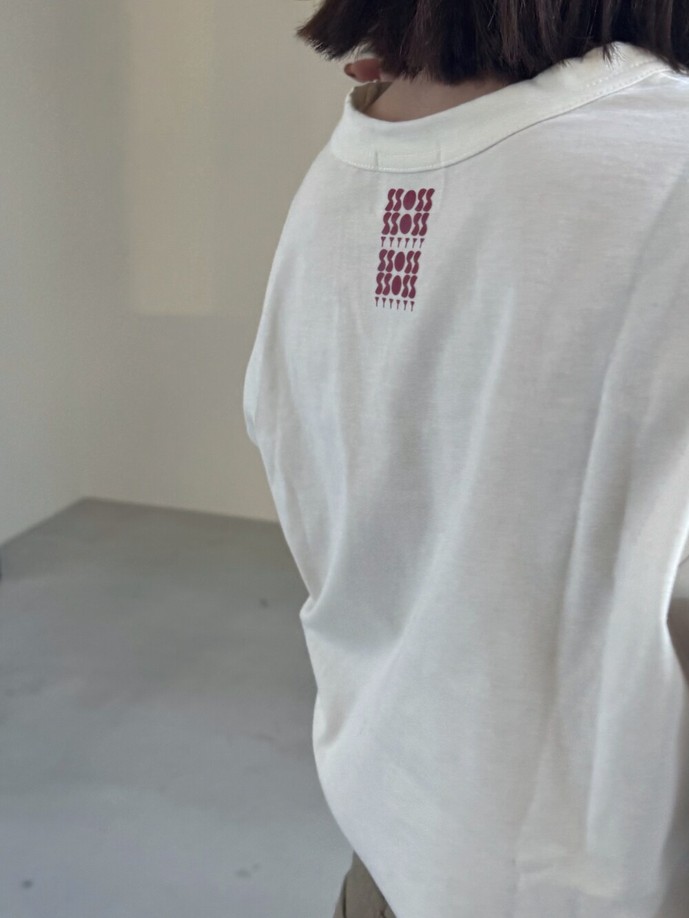 ホワイト系のTシャツ/カットソー、ベージュ系のチノパンツを着用したレディースの夏コーディネートの4枚目の写真