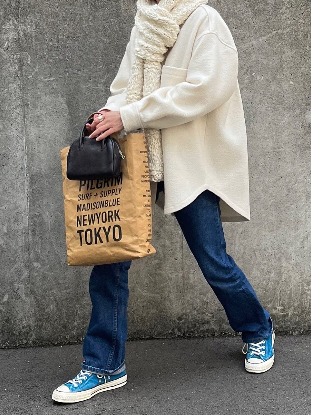ホワイト系のジャケット/アウター、ブラック系のボストンバッグを着用したレディースの秋コーディネートの3枚目の写真