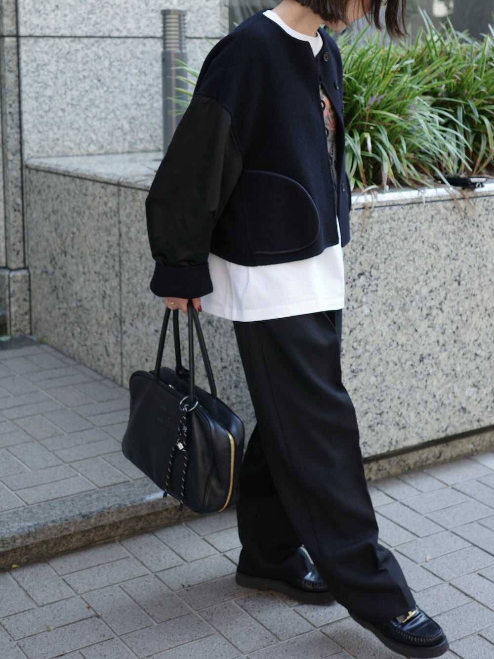 ブルー系のジャケット/アウターを着用したレディースの秋コーディネートの4枚目の写真