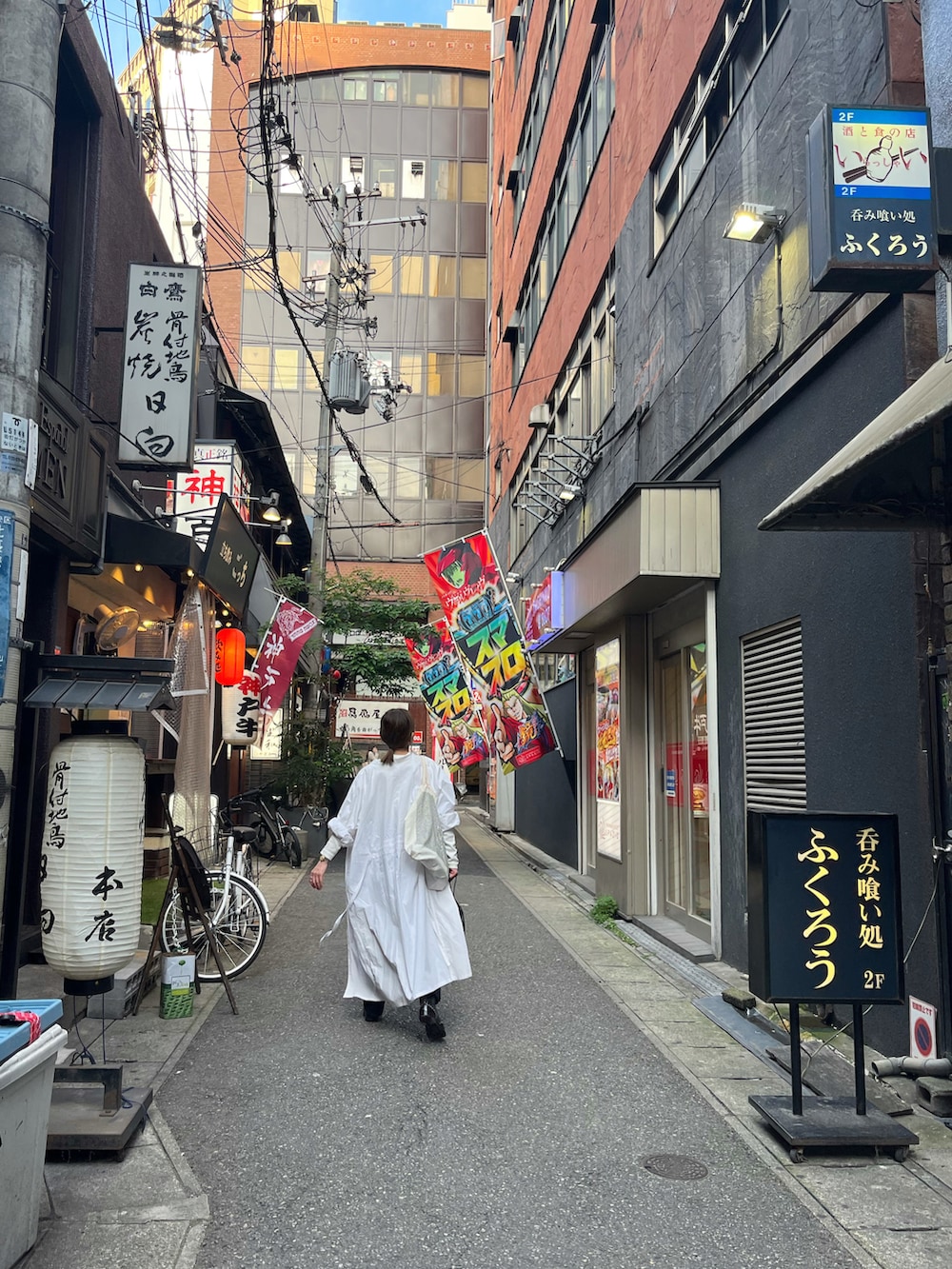 ブラック系のチノパンツ、ブラック系のブーツ、シルバー系のブレスレットを着用したレディースの春コーディネートの5枚目の写真