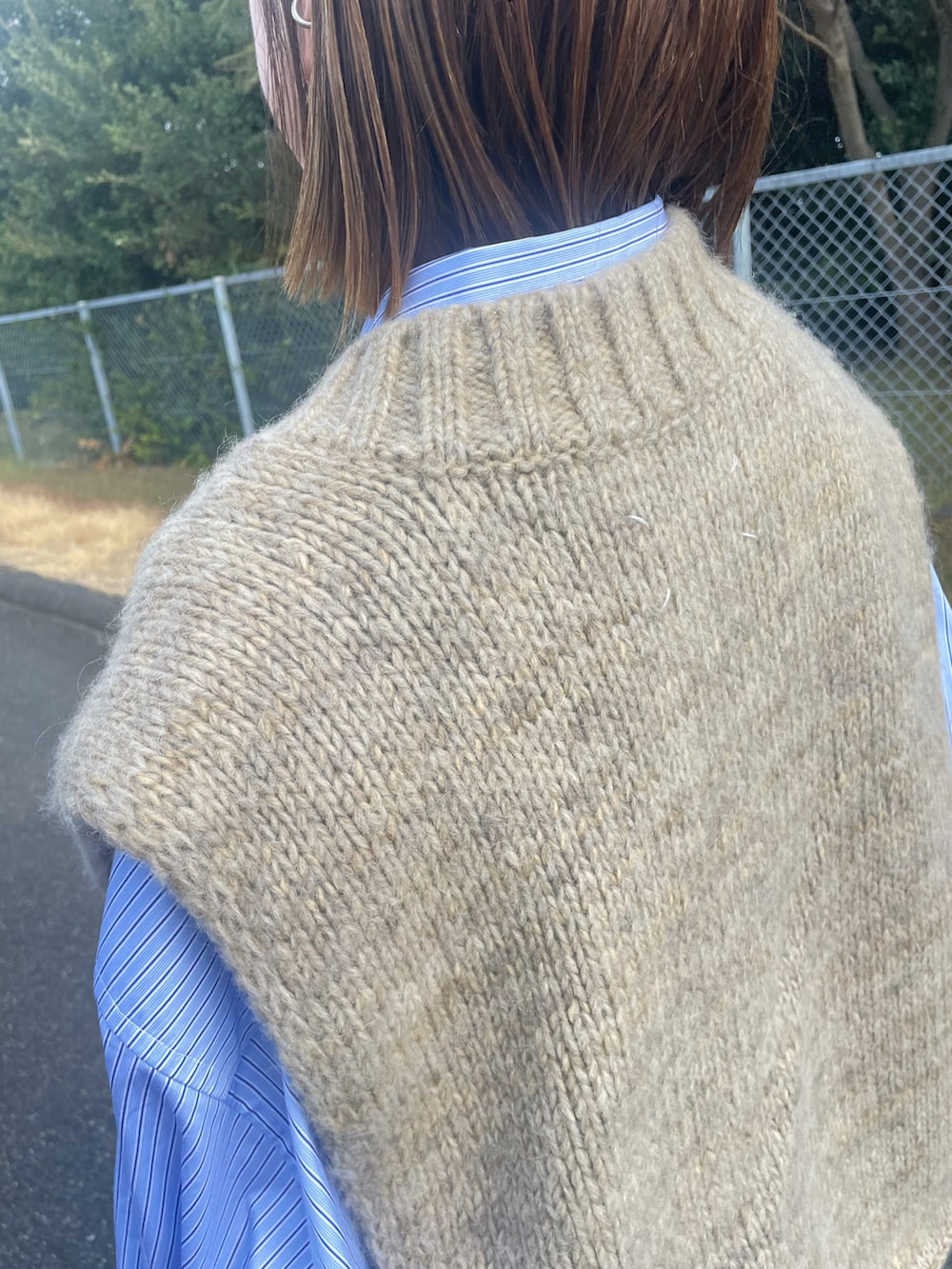 ブルー系のシャツ/ブラウス、ブラウン系のブーツ、ブラウン系のストール/ショールを着用したレディースの秋コーディネートの4枚目の写真