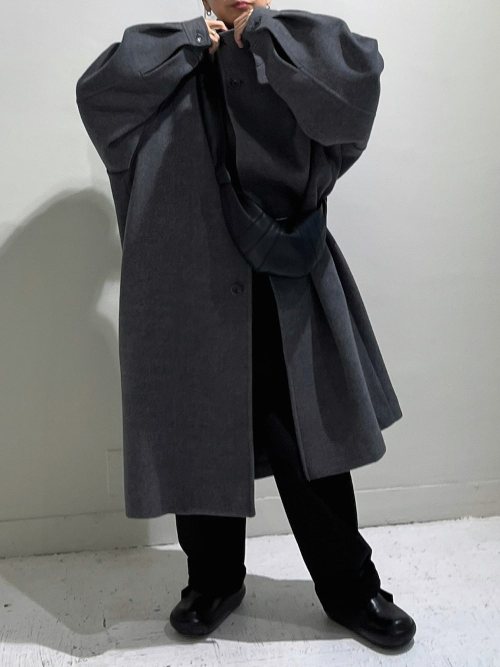 グレー系のジャケット/アウター、ブラック系のショルダーバッグ、ブラック系のその他シューズを着用したレディースの秋コーディネートの3枚目の写真