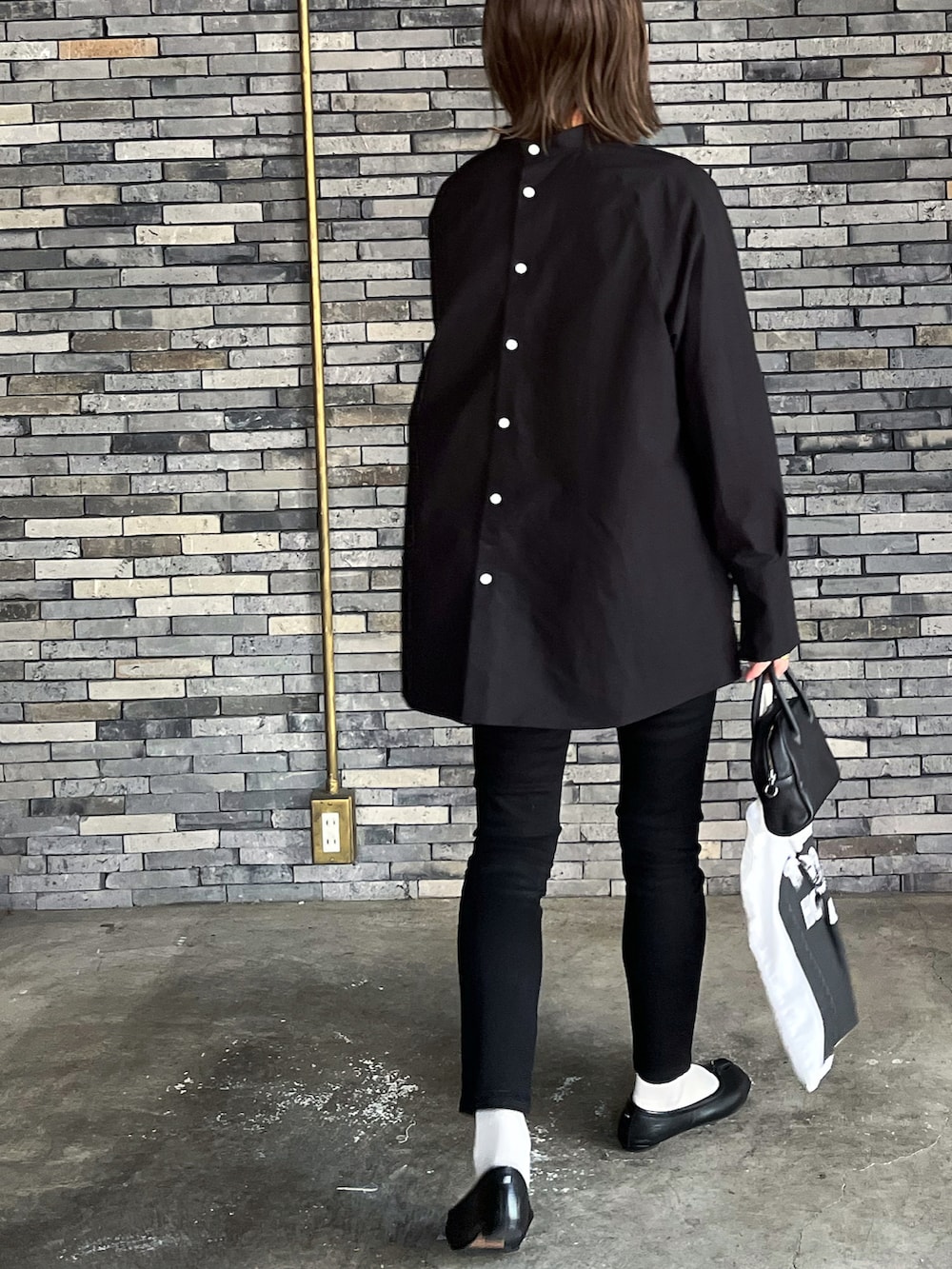 ブラック系のシャツ/ブラウス、ブラック系のボストンバッグ、ブラック系のバレエシューズを着用したレディースの春コーディネートの4枚目の写真