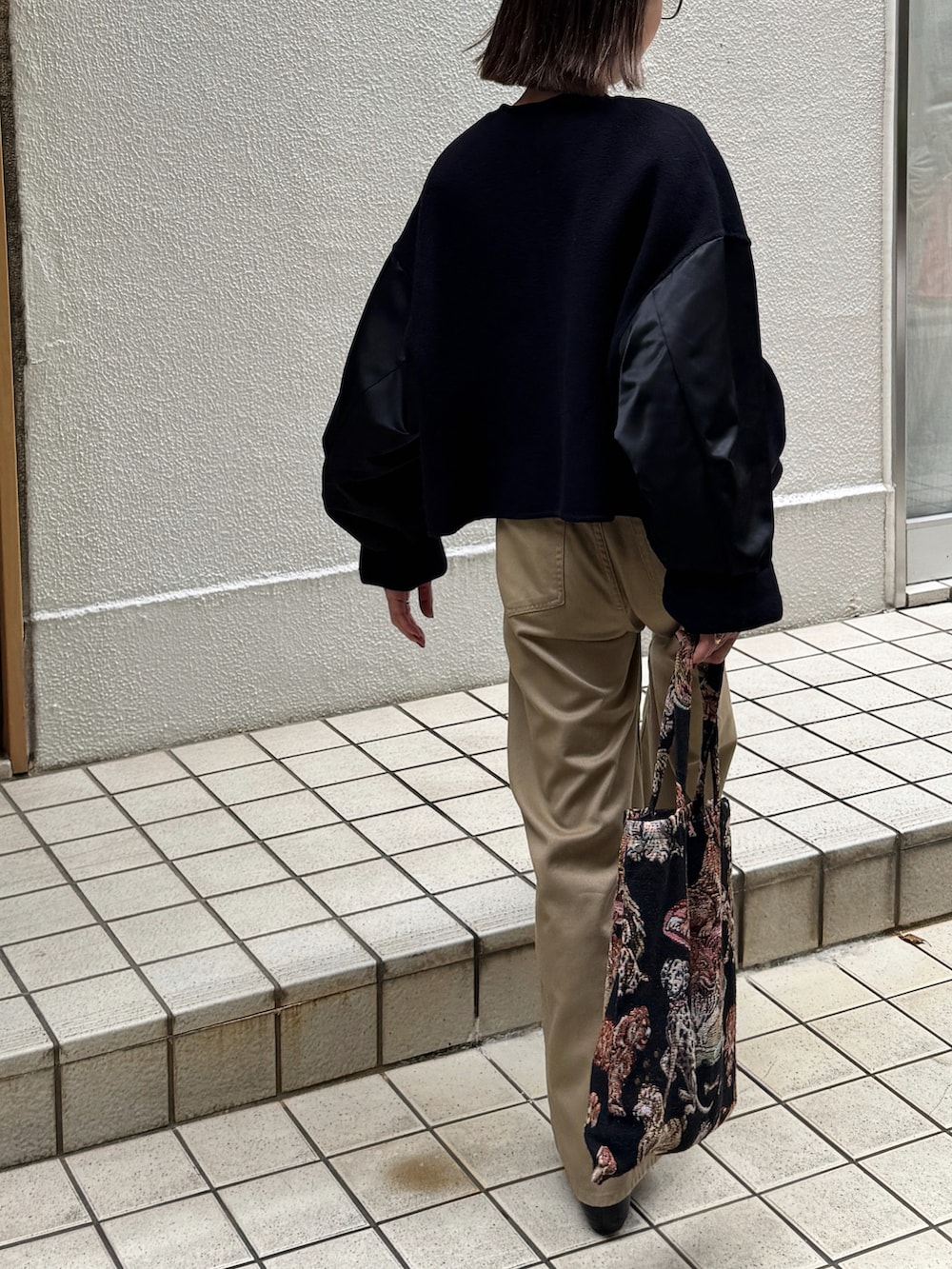 ブルー系のジャケット/アウター、ベージュ系のチノパンツ、ブラック系のバレエシューズを着用したレディースの秋コーディネートの3枚目の写真