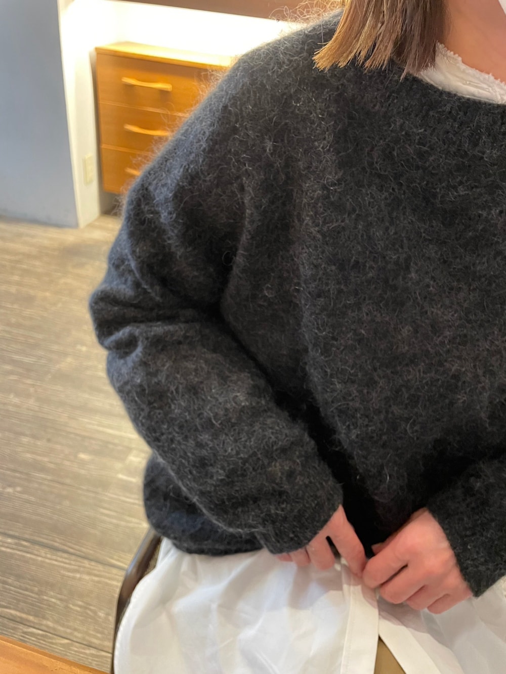 ホワイト系のシャツ/ブラウス、ベージュ系のチノパンツ、ブラック系のドレスシューズを着用したレディースの冬コーディネートの2枚目の写真