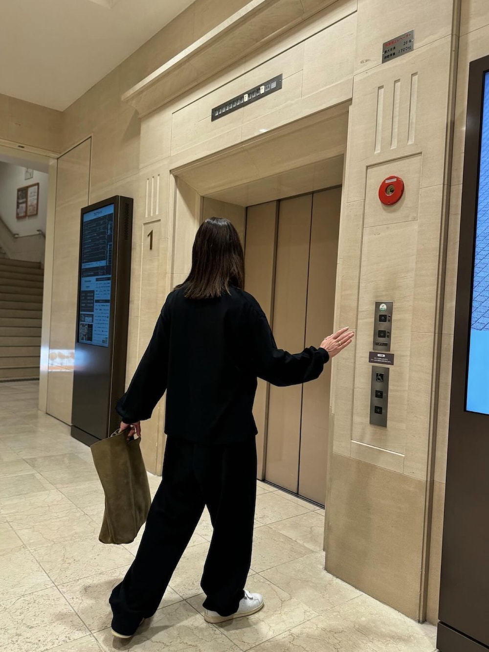 ブラック系のTシャツ/カットソー、ブラック系のその他パンツを着用したレディースの秋コーディネートの2枚目の写真