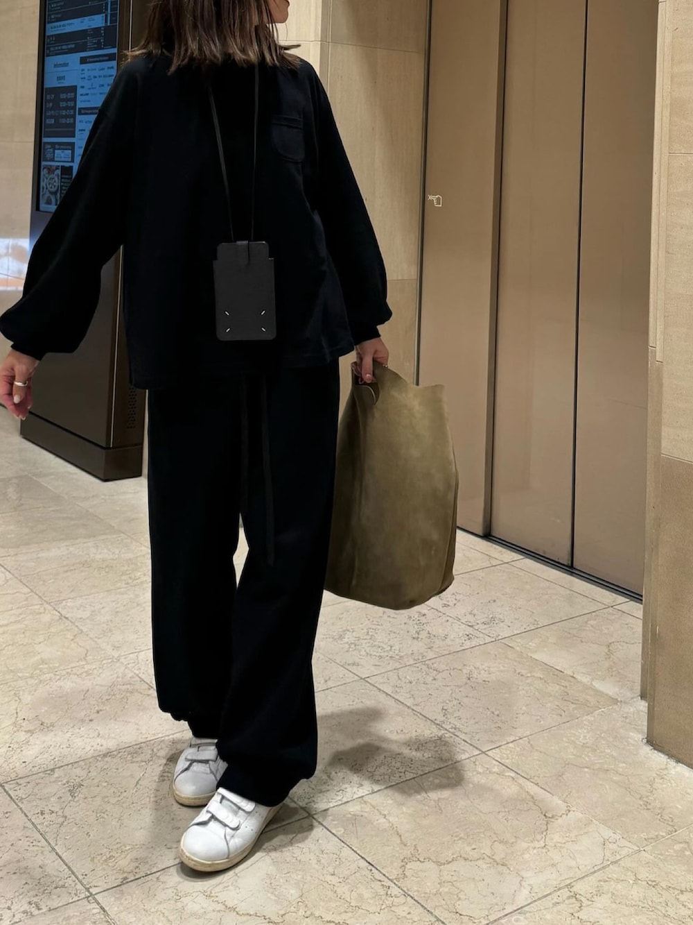 ブラック系のTシャツ/カットソー、ブラック系のその他パンツを着用したレディースの秋コーディネートの4枚目の写真