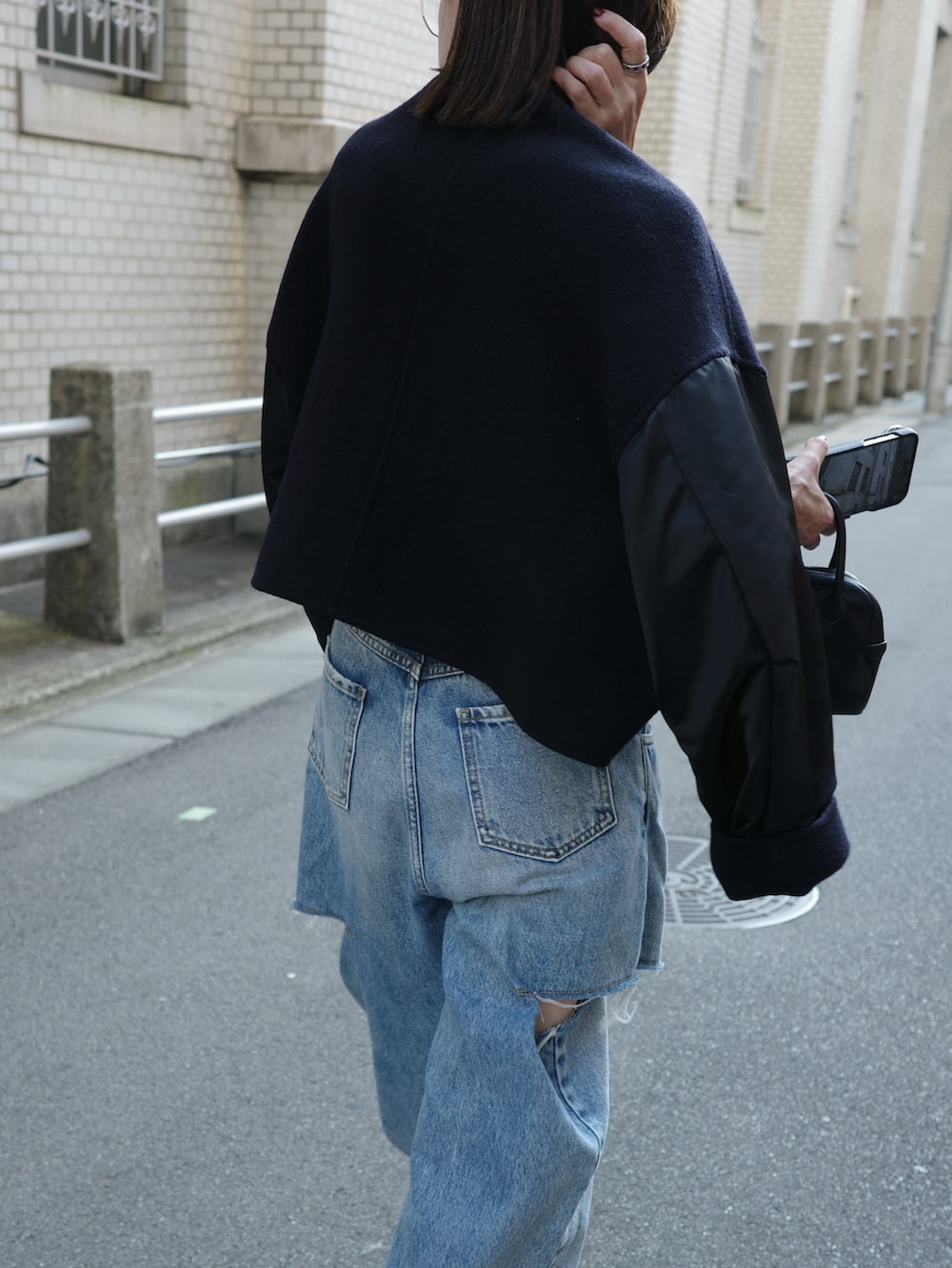 ブラック系のTシャツ/カットソー、ブルー系のジャケット/アウター、ブルー系のデニムパンツを着用したレディースの秋コーディネートの2枚目の写真