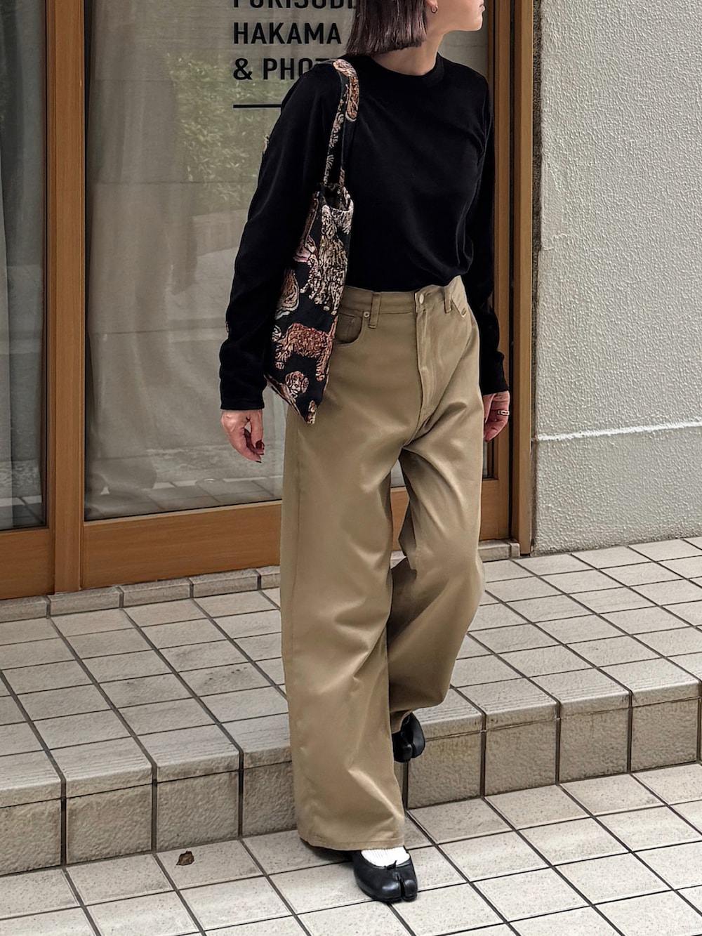 ブラック系のTシャツ/カットソー、ブラック系のバレエシューズを着用したレディースの秋コーディネートの2枚目の写真