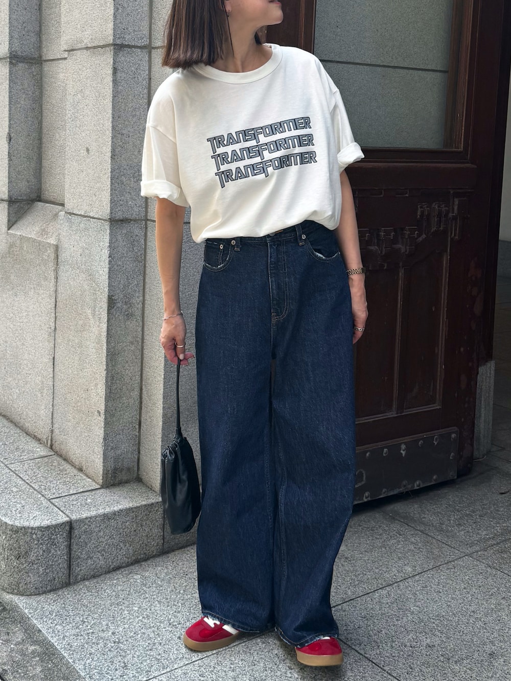 ホワイト系のTシャツ/カットソー、ブルー系のデニムパンツ、レッド系のスニーカーを着用したレディースの夏コーディネートの2枚目の写真