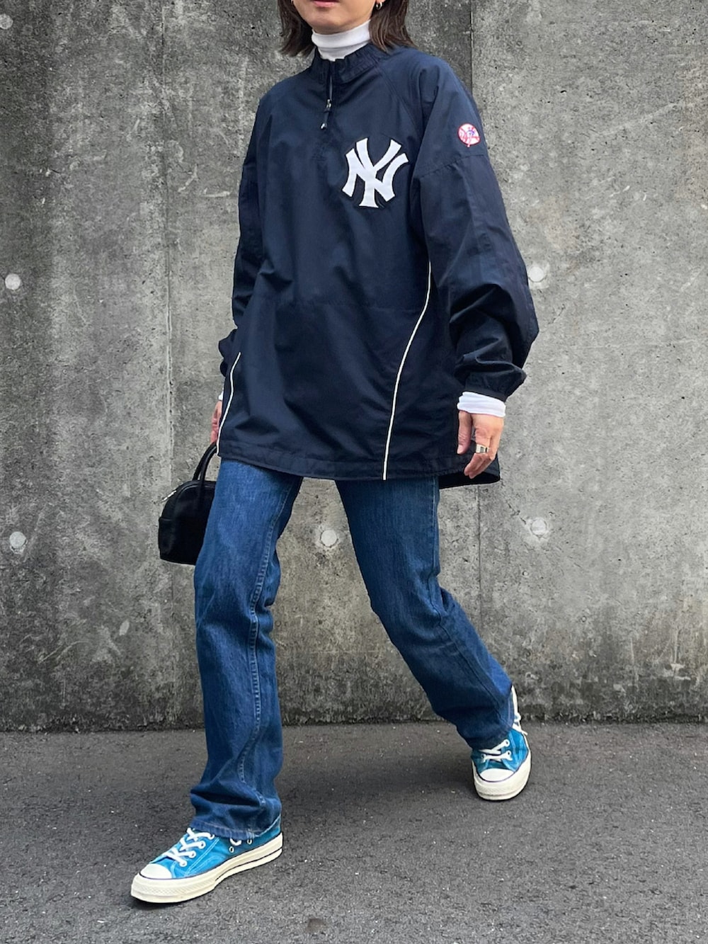 ホワイト系のTシャツ/カットソー、シルバー系のピアス（両耳用）を着用したレディースの冬コーディネートの2枚目の写真