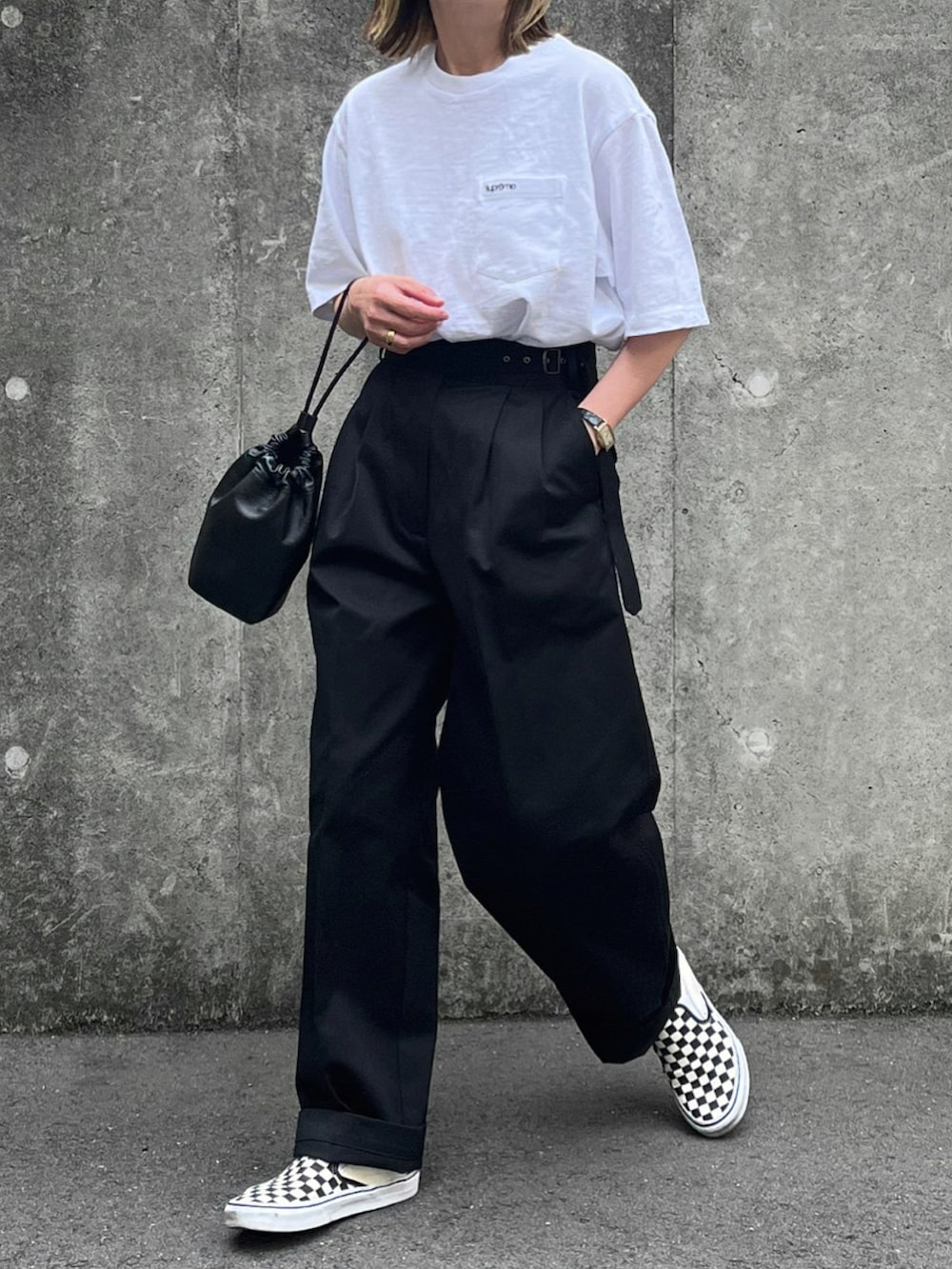 ブラック系のチノパンツ、ブラック系のスリッポンを着用したレディースの春コーディネートの3枚目の写真