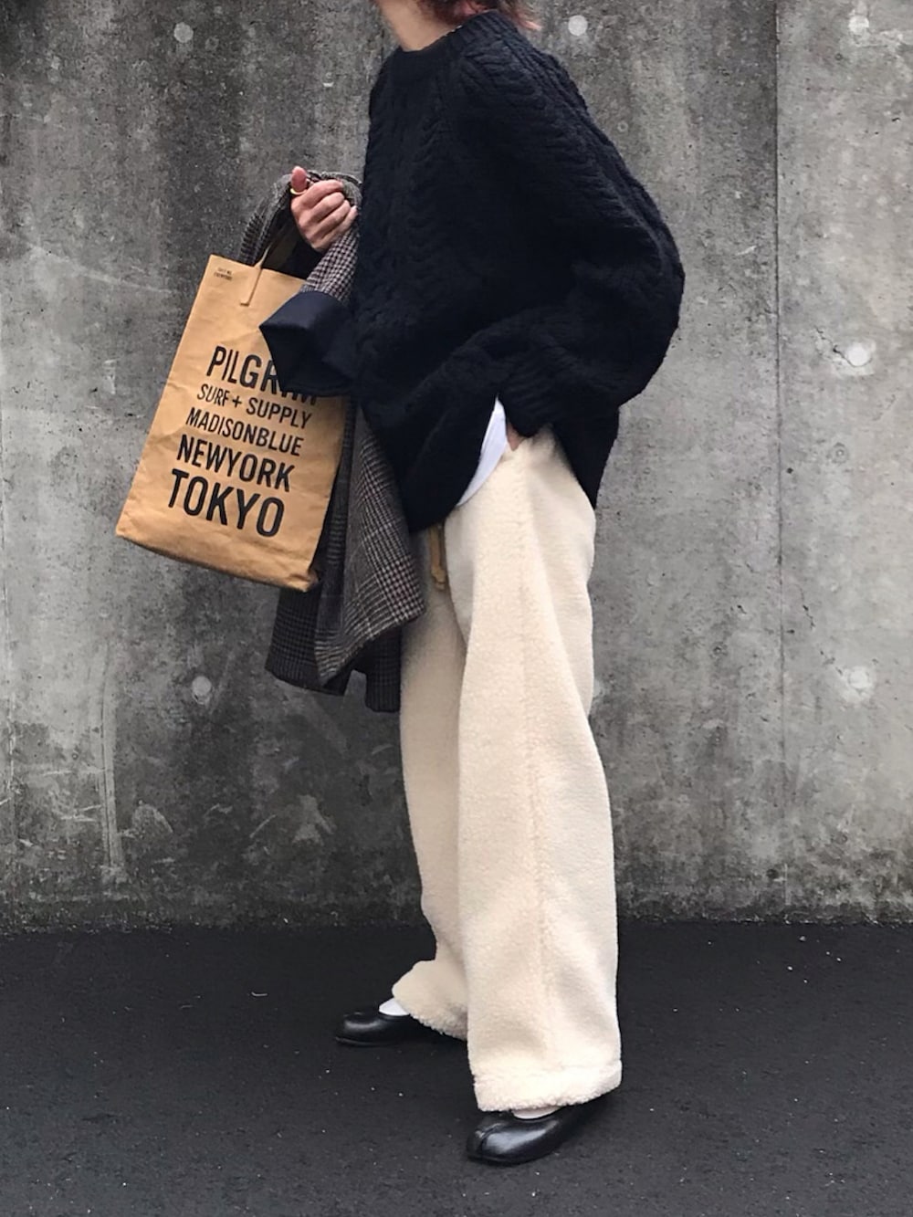 ブラック系のニット/セーター、ブラック系のバレエシューズを着用したレディースの冬コーディネートの2枚目の写真