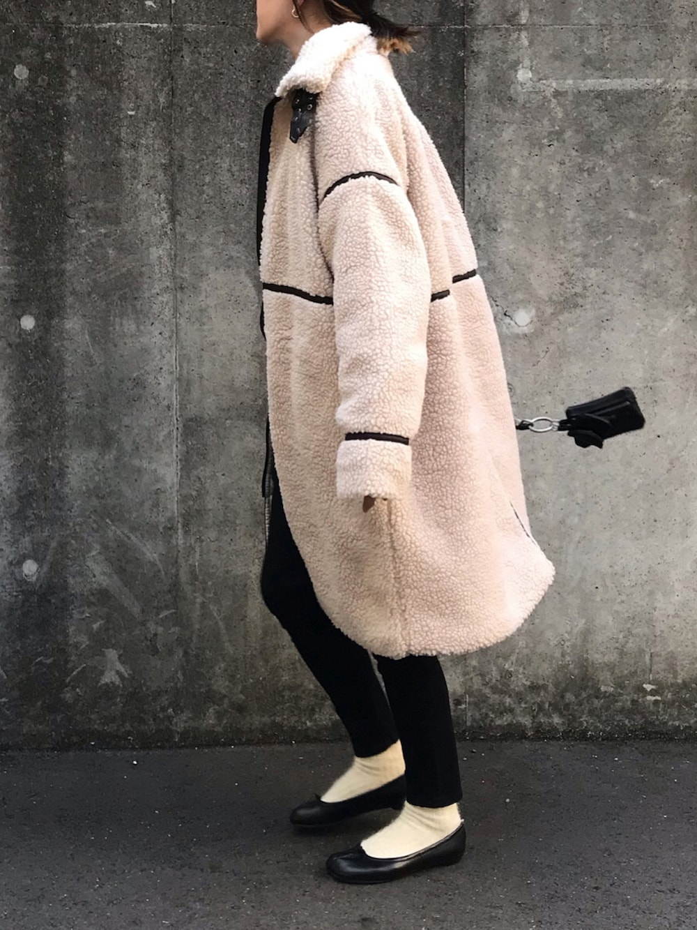 ブラック系のバレエシューズ、ホワイト系のソックス/靴下を着用したレディースの冬コーディネートの3枚目の写真