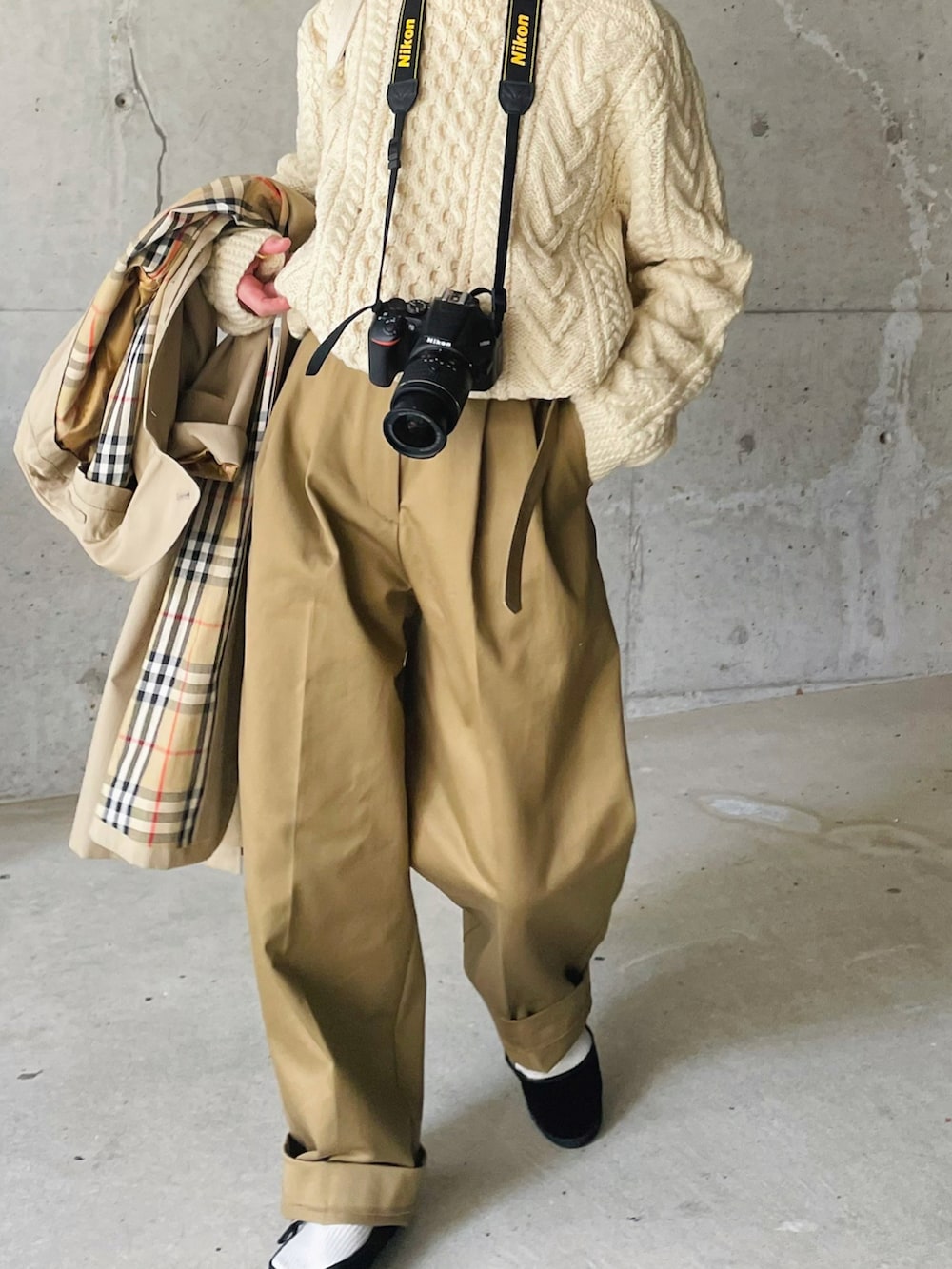 ベージュ系のパンツ、ブラック系のその他シューズを着用したレディースの冬コーディネートの5枚目の写真