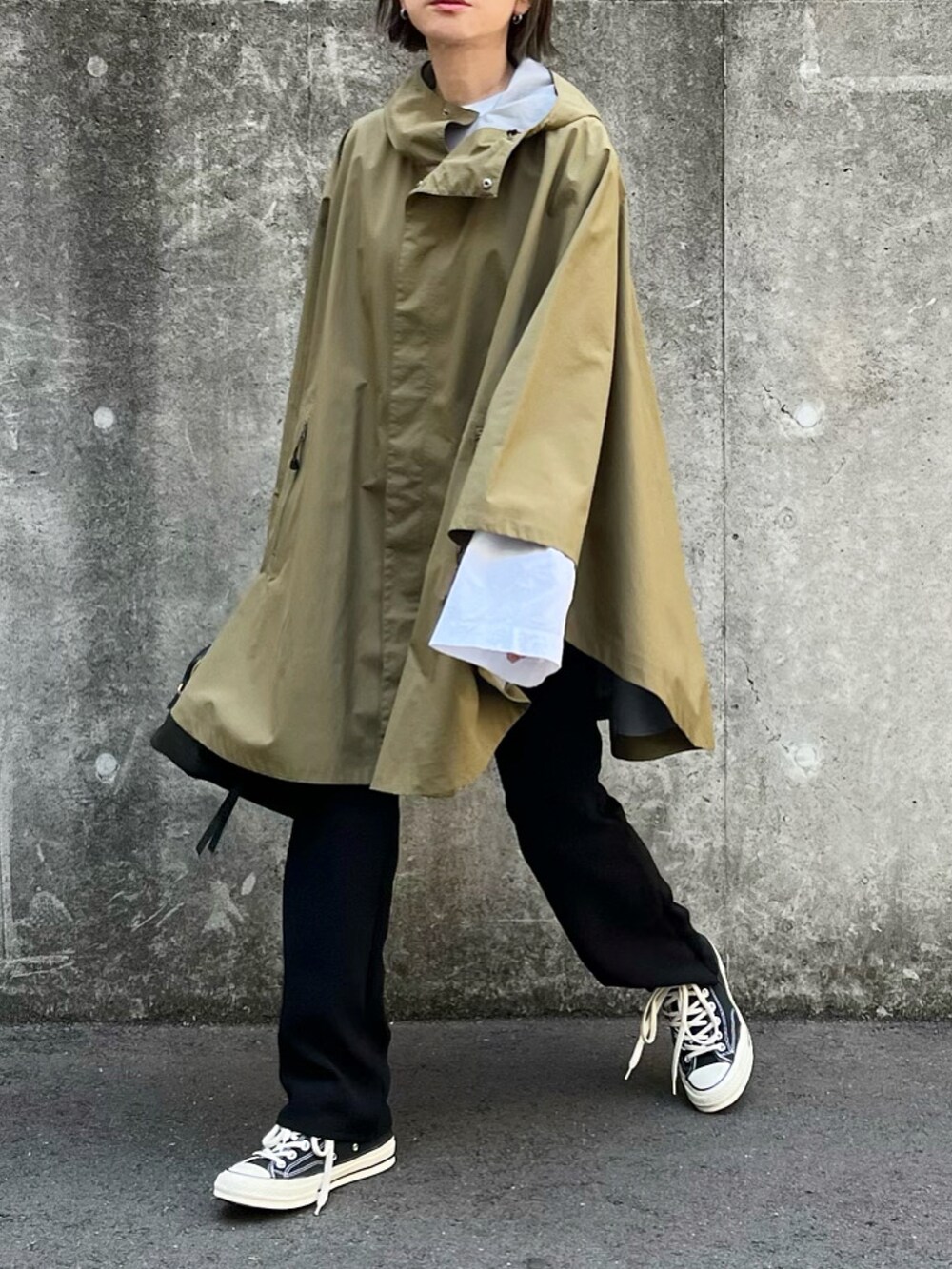 グリーン系のその他アウター、ブラック系のその他パンツ、レッド系の口紅/リップティント/グロスを着用したレディースの春コーディネートの2枚目の写真