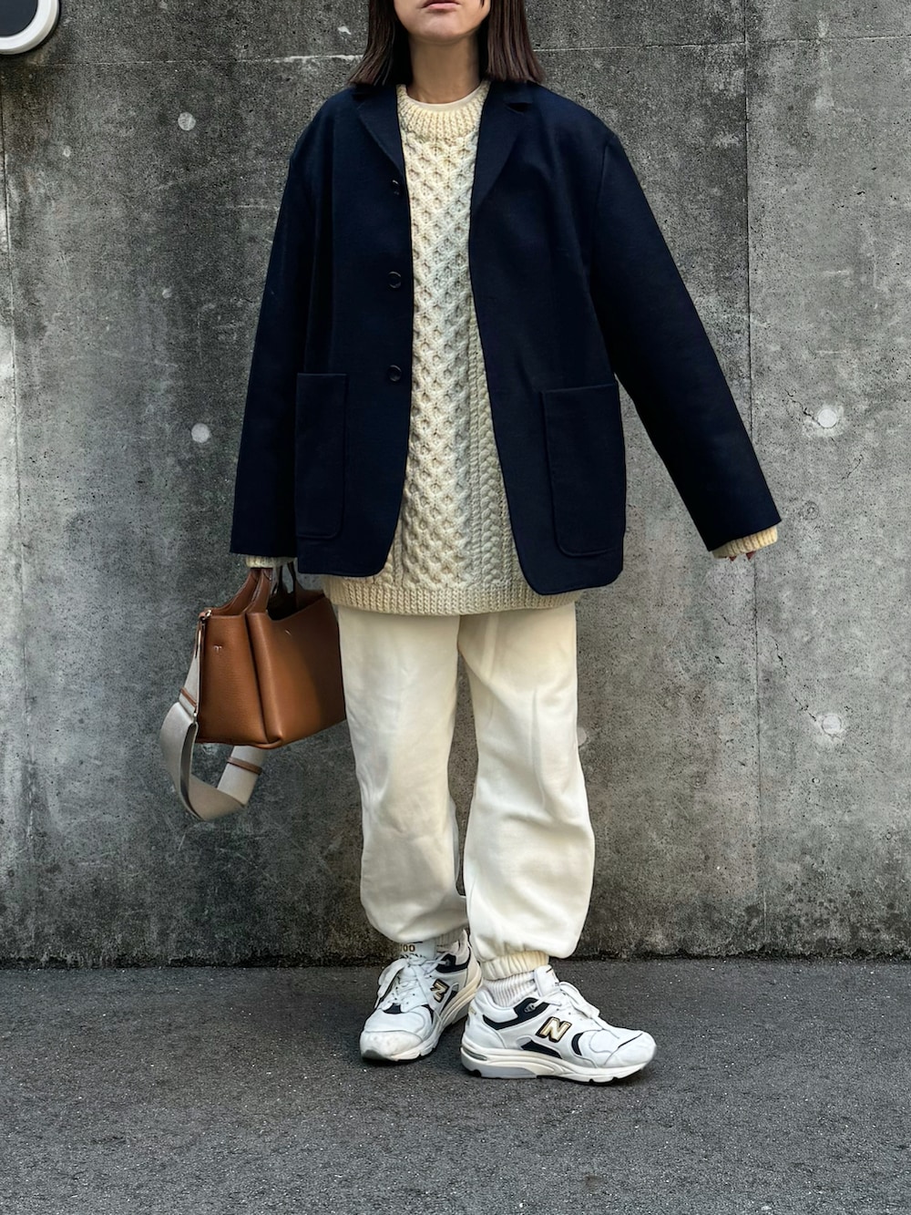 ブルー系のテーラードジャケット、ホワイト系のスニーカーを着用したレディースの冬コーディネートの2枚目の写真