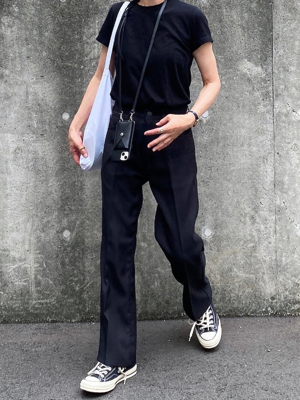 ブラック系のスニーカー、シルバー系のピアス（両耳用）、シルバー系のリングを着用したレディースの秋コーディネートの3枚目の写真