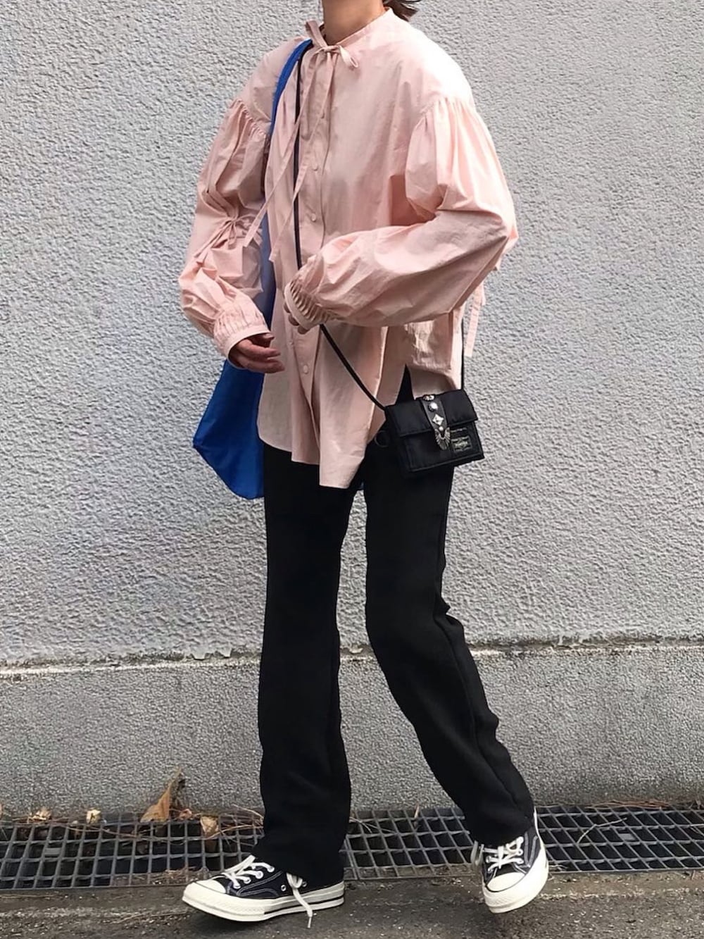 ピンク系のシャツ/ブラウス、ブラック系のその他パンツを着用したレディースの春コーディネートの2枚目の写真
