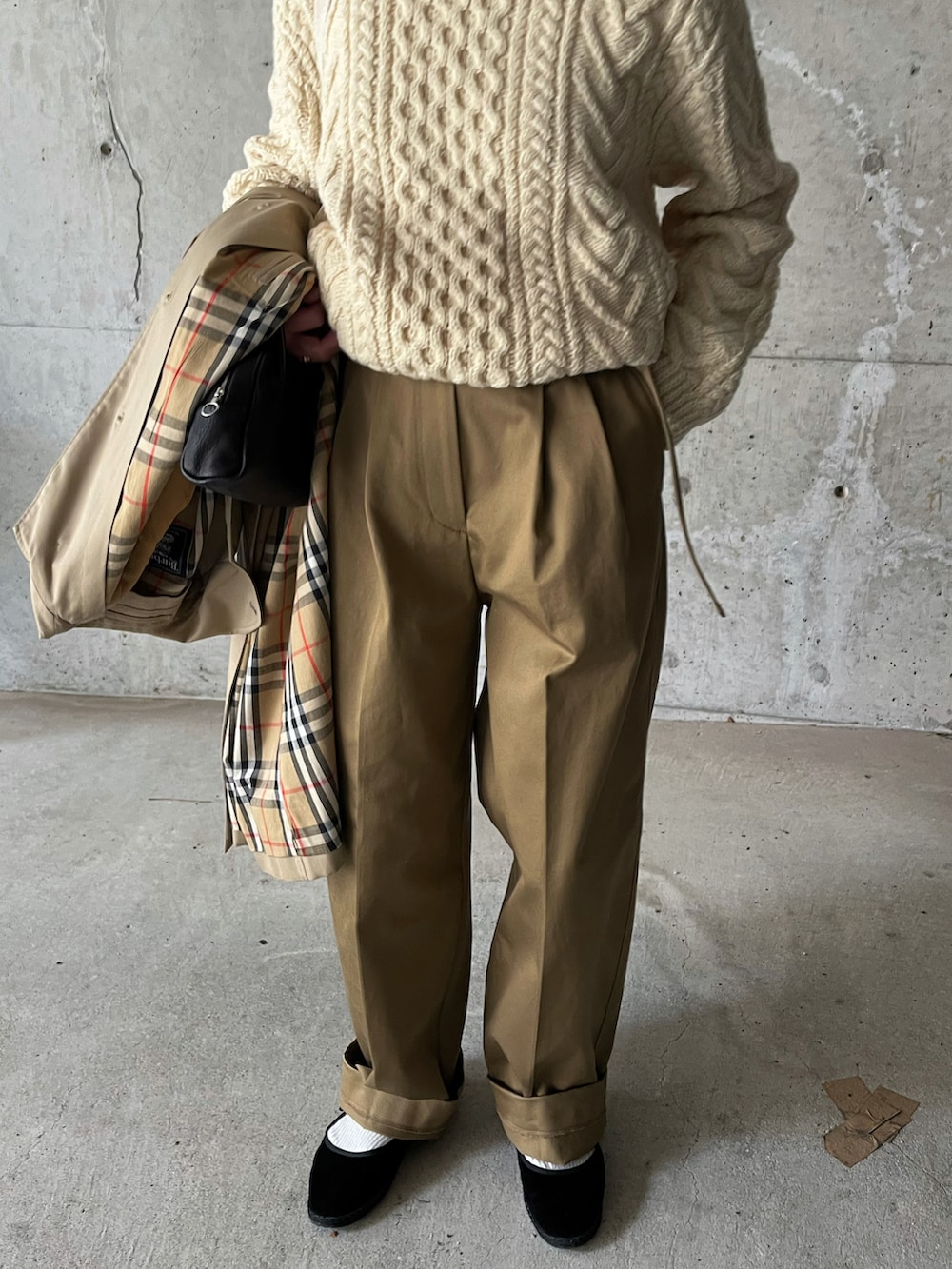 ベージュ系のパンツ、ブラック系のその他シューズを着用したレディースの冬コーディネートの2枚目の写真