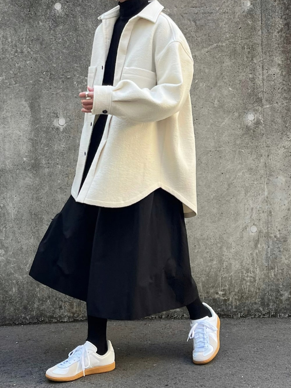 ホワイト系のジャケット/アウター、ホワイト系のスニーカーを着用したレディースの冬コーディネートの3枚目の写真