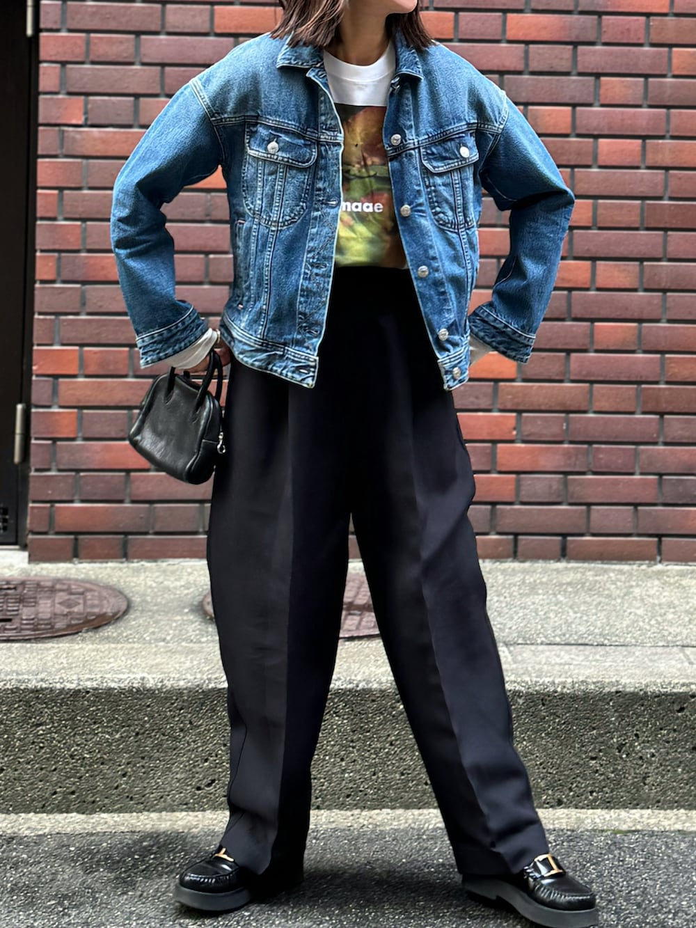 「フォトT、デニムジャケット、スラックス、ワイドパンツ、ローファー、春コーデ、オトナカジュアル、着回しコーデ」｜「BASERANGEのBaserange/ベースレンジ LONG SLEEVE TEE / TOLS-BL-000 / ロングスリーブTシャツ（Tシャツ/カットソー、ホワイト系）」を使った、あさひさん（レディース・161cm）の冬コーディネートの2枚目の写真