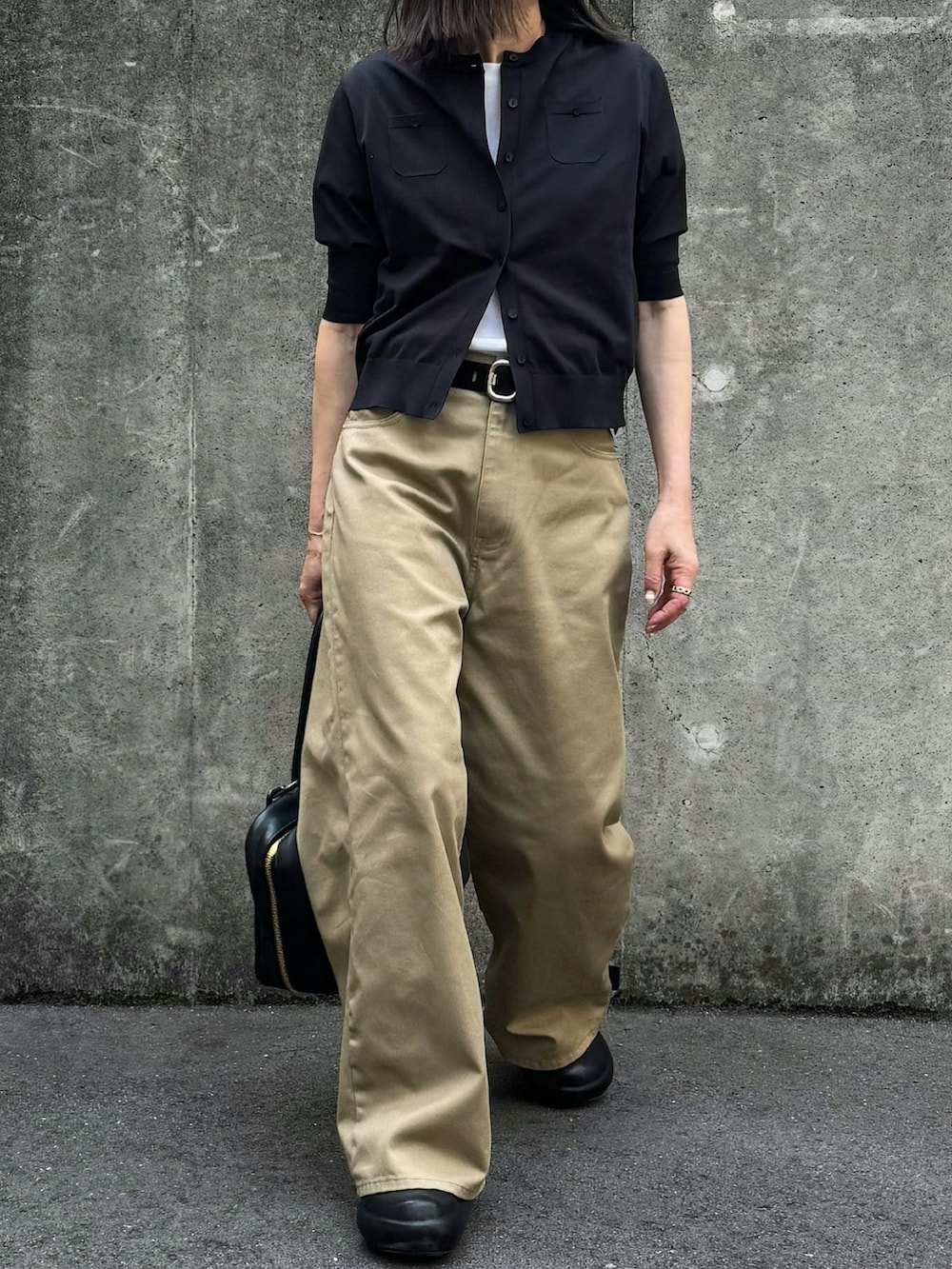 ブラック系のカーディガン/ボレロ、ベージュ系のチノパンツ、ブラック系のその他シューズを着用したレディースの春コーディネートの3枚目の写真