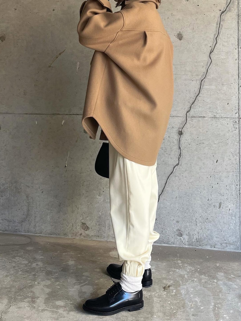 ブラウン系のジャケット/アウター、ホワイト系のパンツ、ブラック系のドレスシューズを着用したレディースの秋コーディネートの3枚目の写真