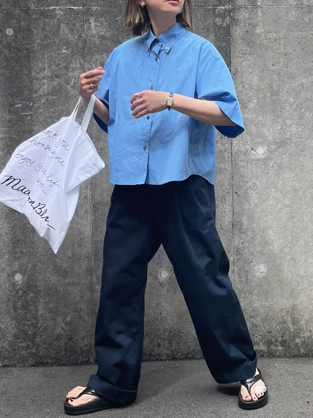 ブルー系のシャツ/ブラウス、ブラック系のサンダル、シルバー系のブレスレットを着用したレディースの夏コーディネートの2枚目の写真