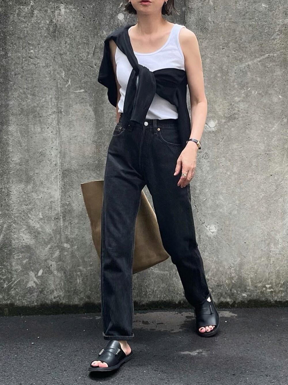 ブラック系のタンクトップ、ブラック系のサンダルを着用したレディースの夏コーディネートの3枚目の写真