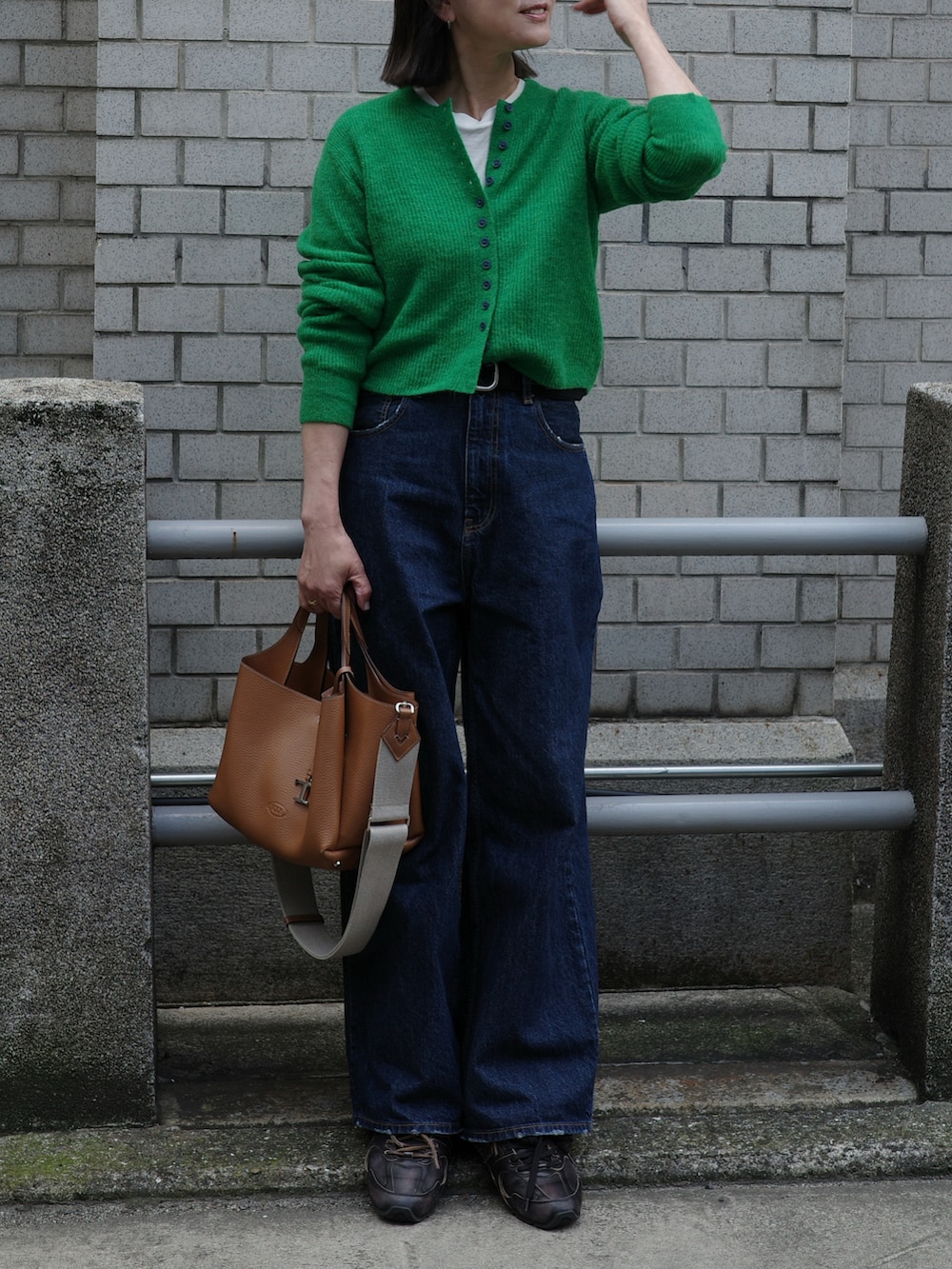 グリーン系のカーディガン/ボレロ、ブルー系のパンツ、シルバー系のリングを着用したレディースの秋コーディネートの2枚目の写真