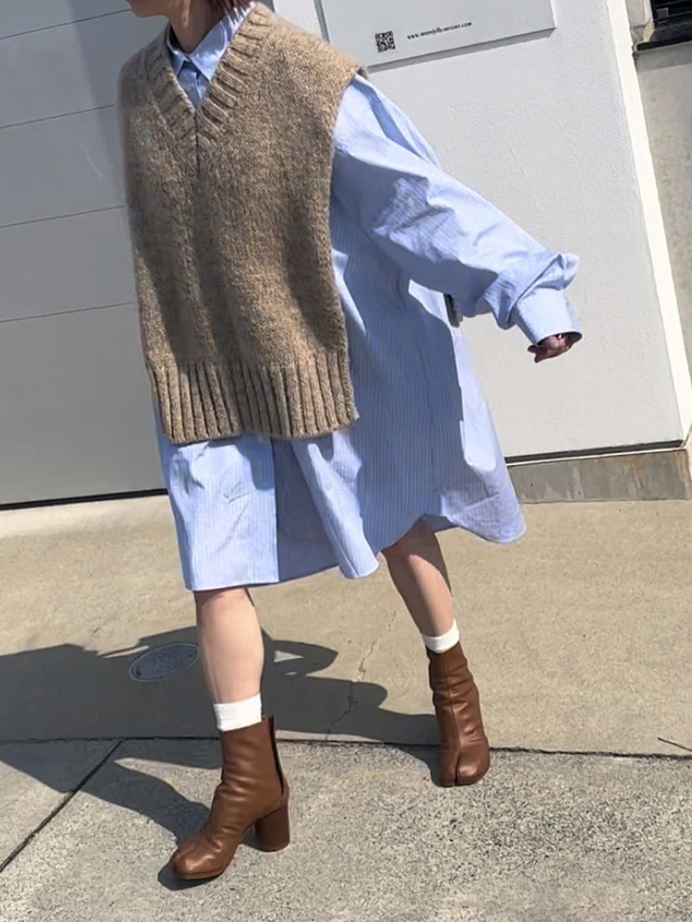 ブルー系のシャツ/ブラウス、ブラウン系のブーツ、ブラウン系のストール/ショールを着用したレディースの秋コーディネートの3枚目の写真