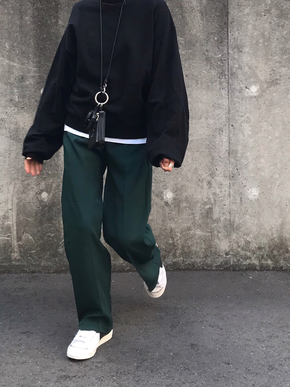 ブラック系のスウェット、ホワイト系のスニーカーを着用したレディースの冬コーディネートの3枚目の写真