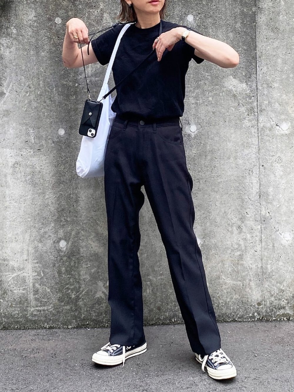 ブラック系のスニーカー、シルバー系のピアス（両耳用）、シルバー系のリングを着用したレディースの秋コーディネートの2枚目の写真