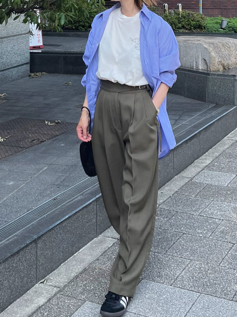 ブルー系のシャツ/ブラウス、グリーン系のパンツ、ブラック系のスニーカーを着用したレディースの夏コーディネートの4枚目の写真