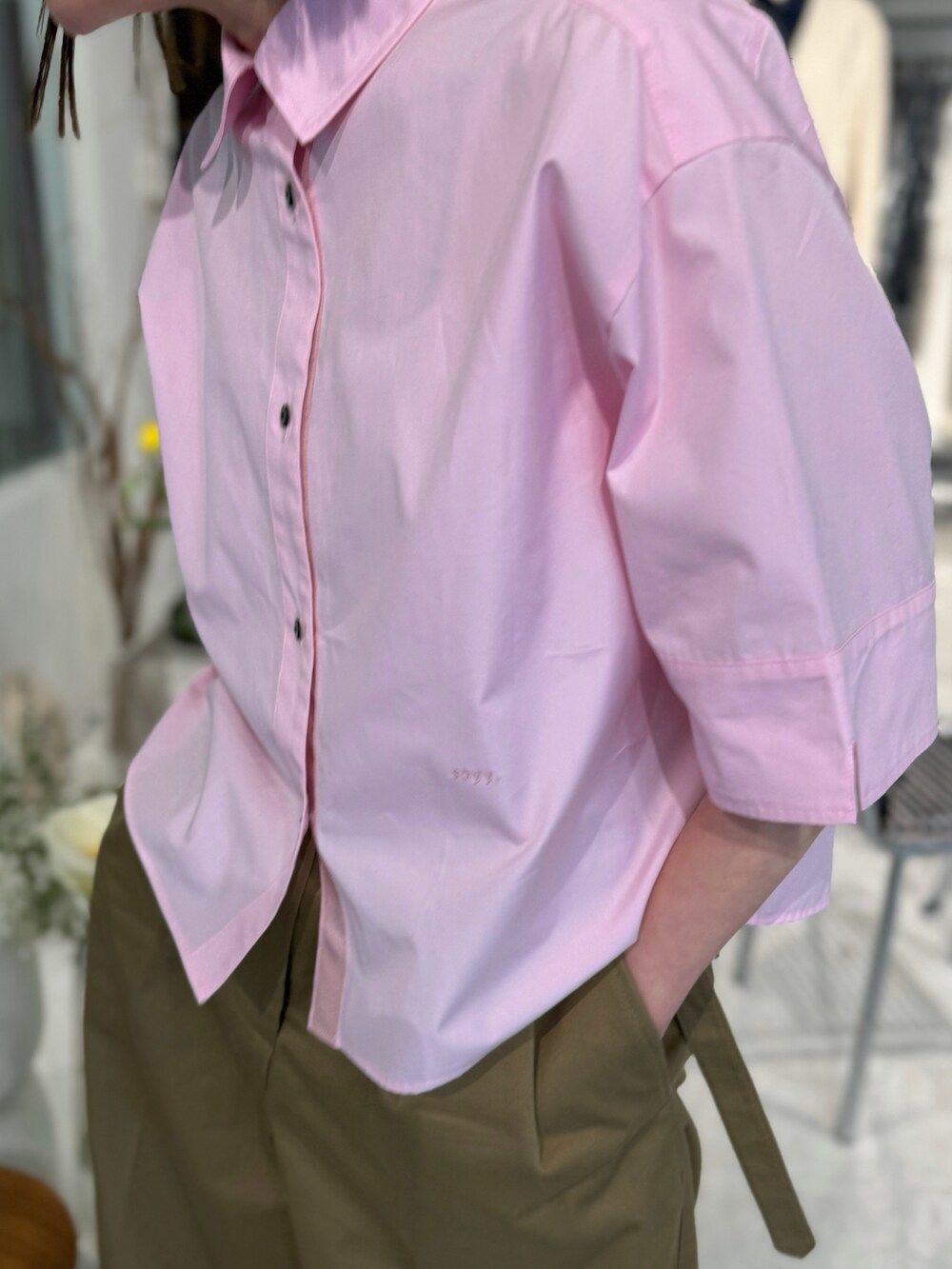 ピンク系のシャツ/ブラウス、レッド系のスニーカー、ゴールド系のピアス（両耳用）を着用したレディースの春コーディネートの3枚目の写真