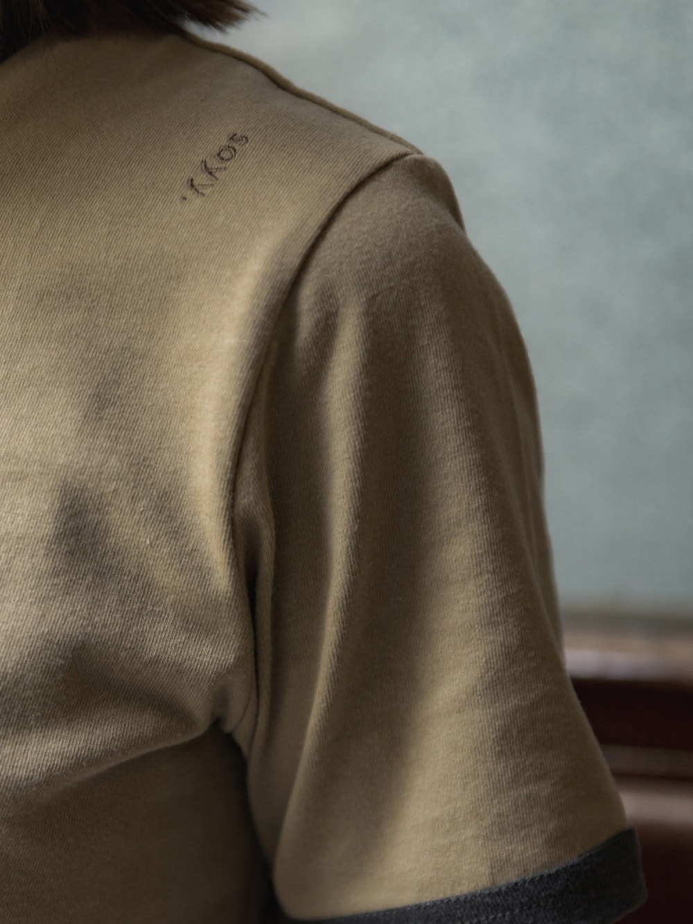 その他のTシャツ/カットソー、ブルー系のデニムパンツを着用したレディースの夏コーディネートの3枚目の写真