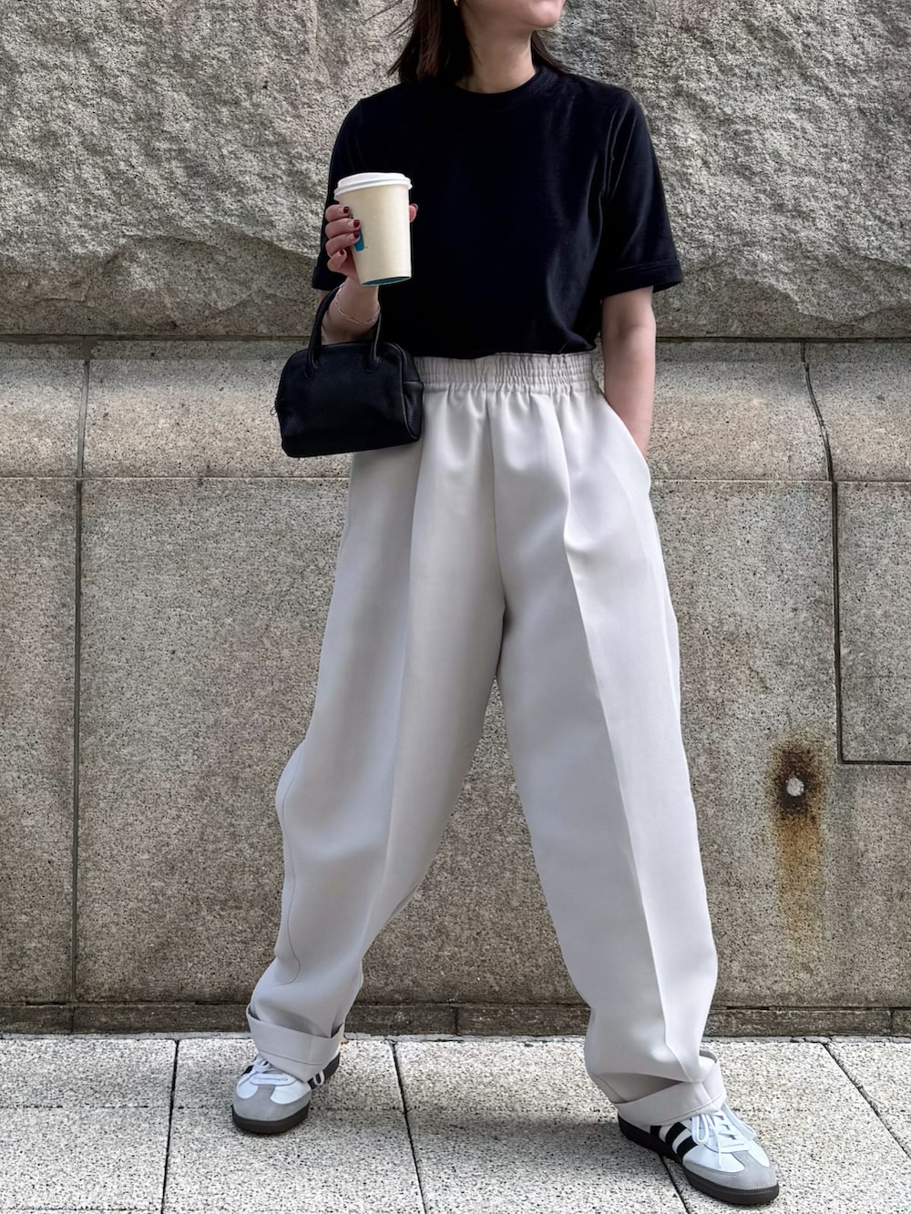 ブルー系のTシャツ/カットソー、ベージュ系のパンツ、ホワイト系のスニーカーを着用したレディースの夏コーディネートの2枚目の写真