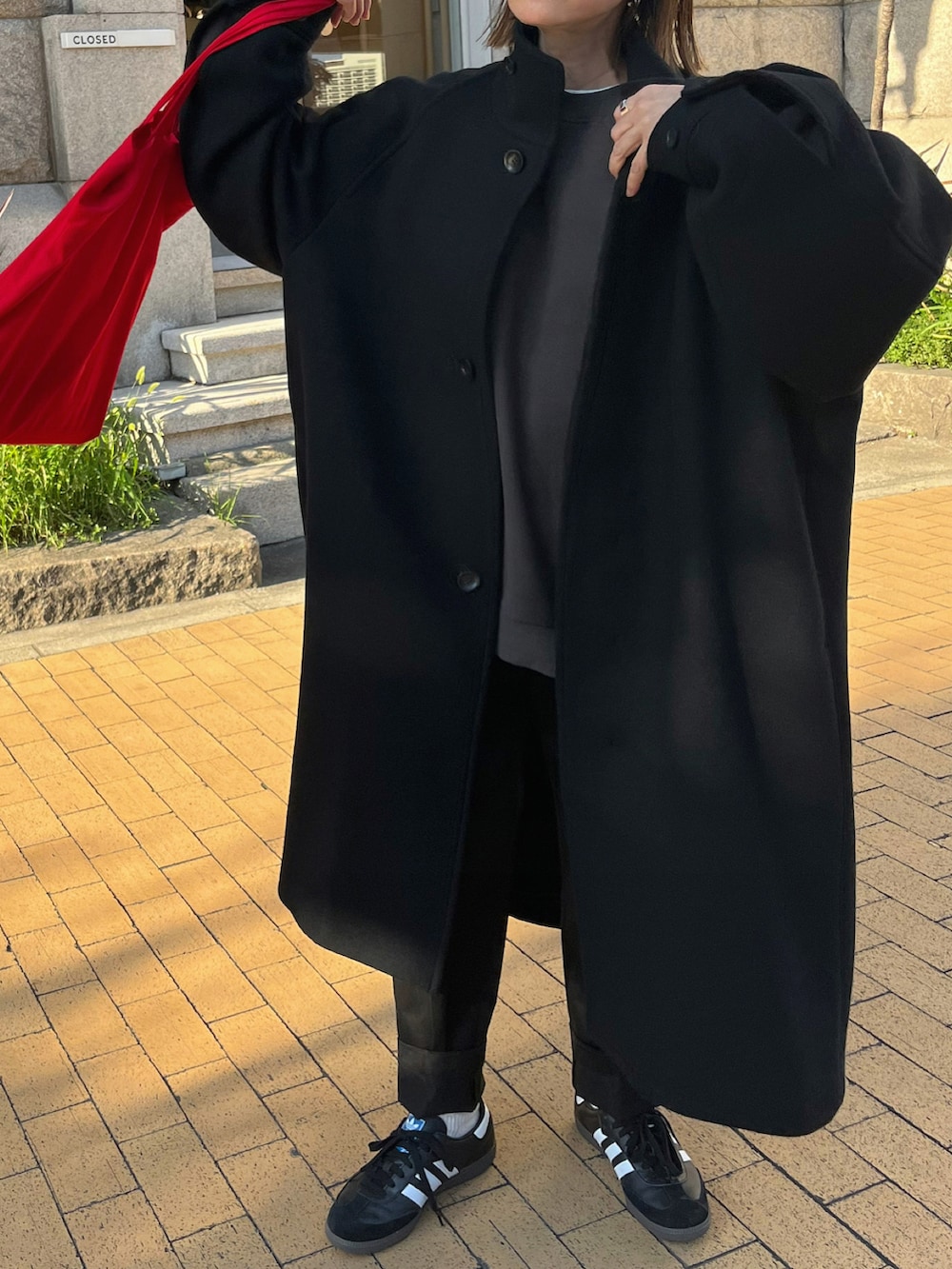 ブラック系のジャケット/アウター、グリーン系のスウェット、ブラック系のパンツを着用したレディースの秋コーディネートの4枚目の写真