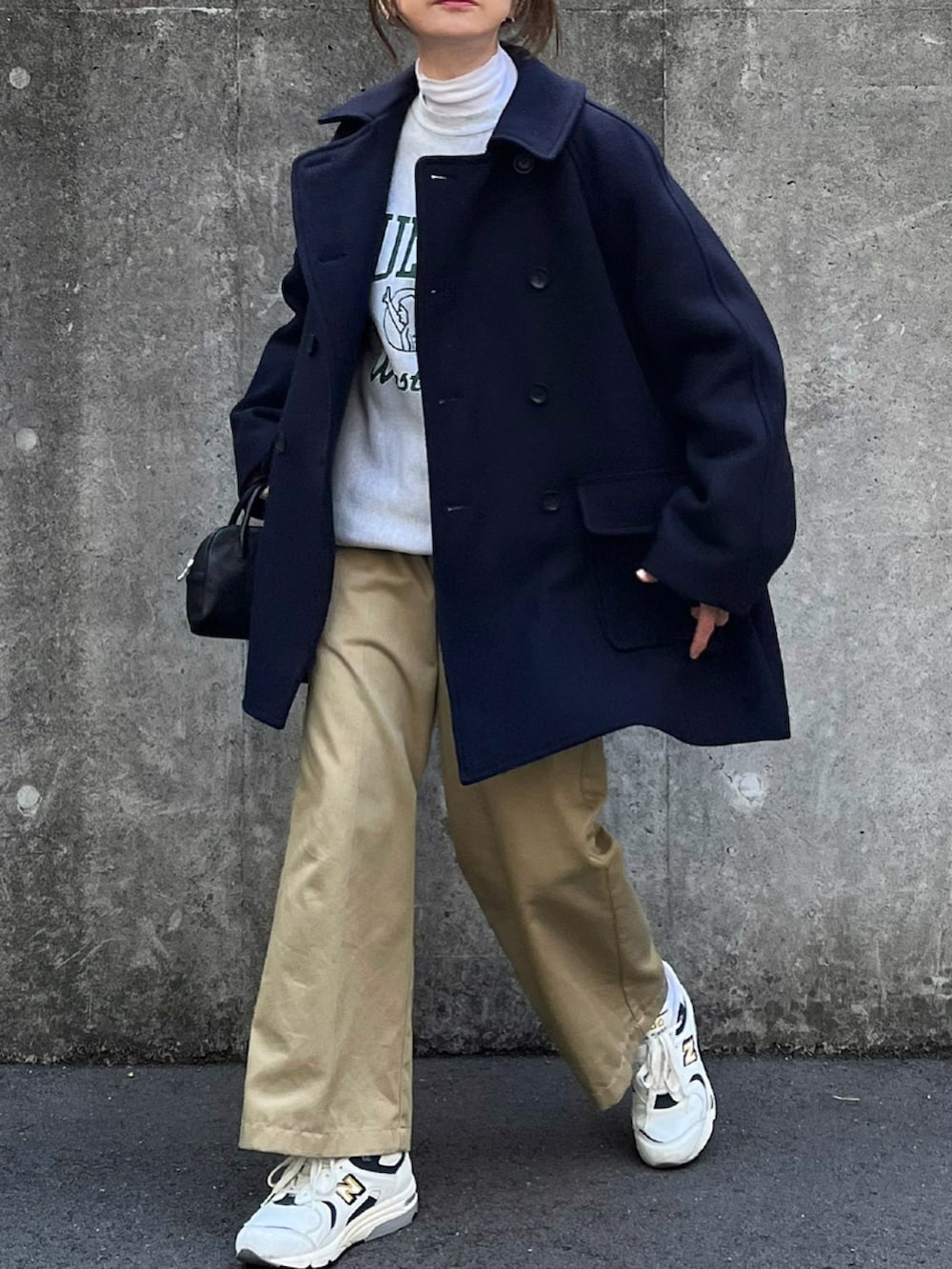 ブルー系のピーコート、ホワイト系のTシャツ/カットソー、ホワイト系のスニーカーを着用したレディースの冬コーディネートの2枚目の写真