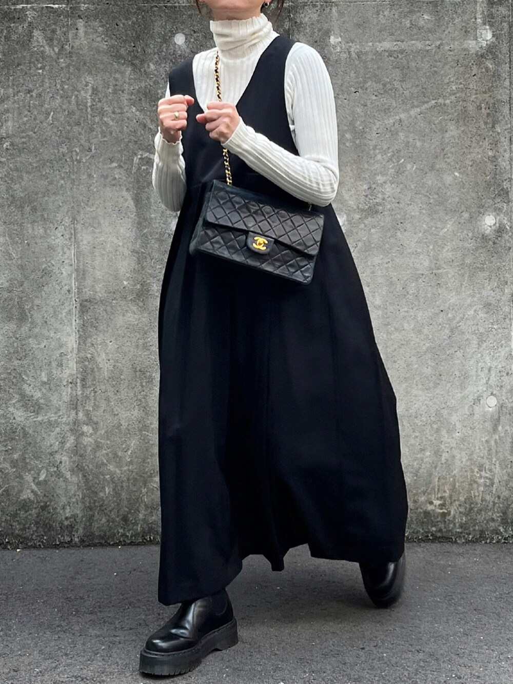 ブラック系のワンピースを着用したレディースの冬コーディネートの2枚目の写真