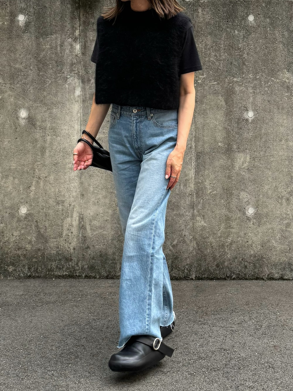 グレー系のニット/セーター、ブルー系のデニムパンツ、ブラック系のその他シューズを着用したレディースの夏コーディネートの3枚目の写真