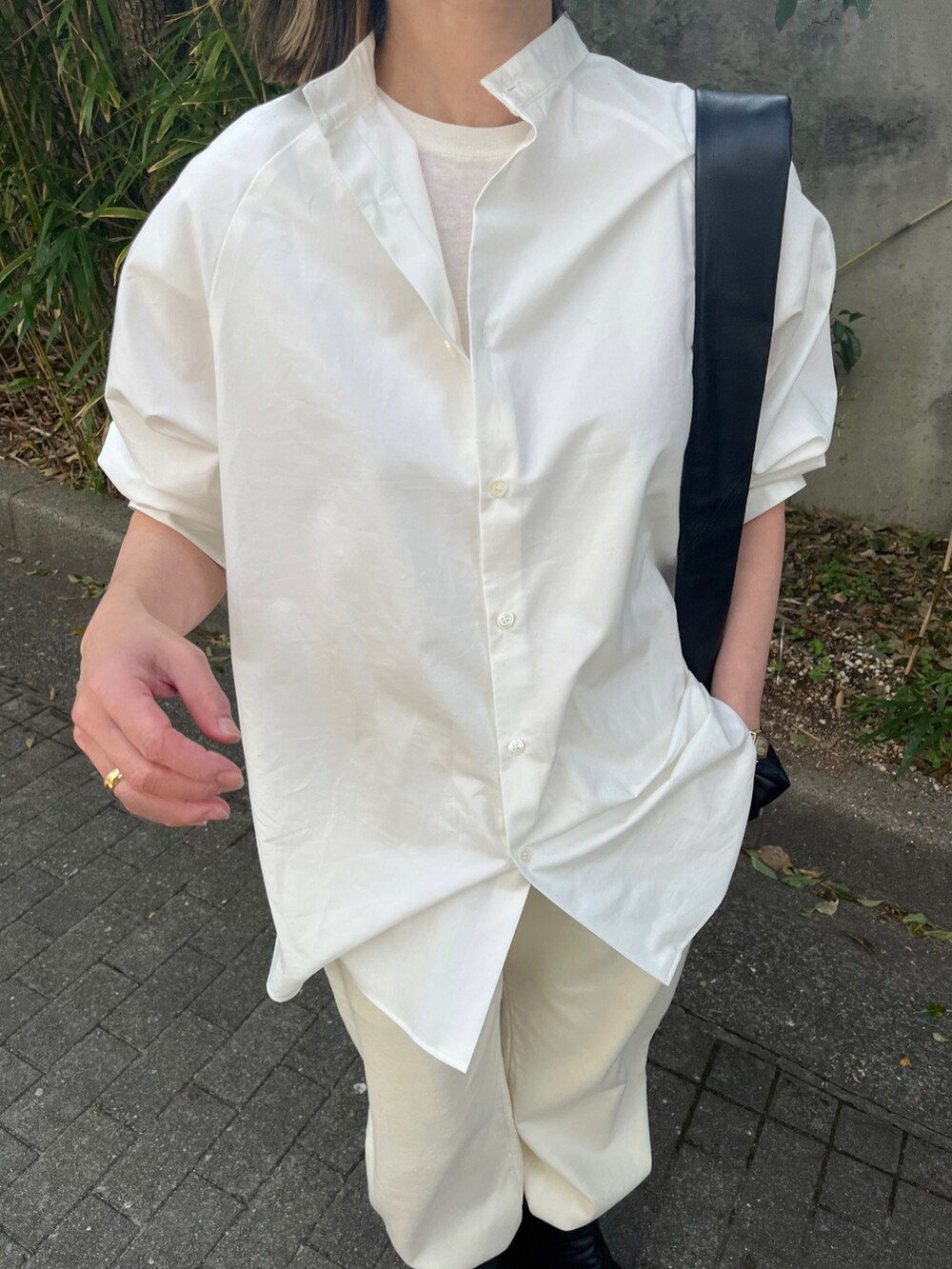 ホワイト系のシャツ/ブラウス、ホワイト系のパンツ、ブラック系のブーツを着用したレディースの春コーディネートの3枚目の写真